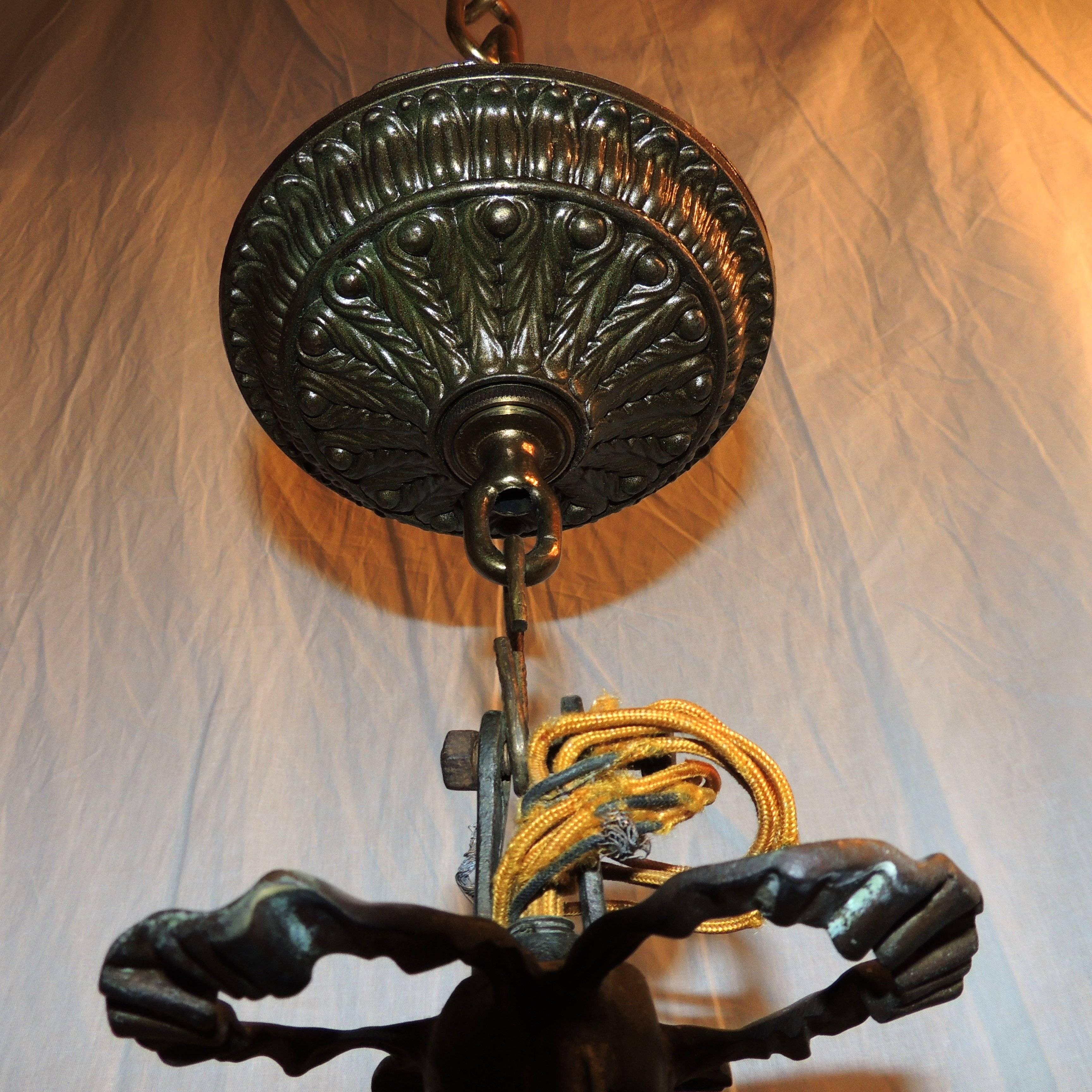 Kronleuchter aus Porzellan mit drei Lichtern und Bronzeschleife mit mattiertem Korb und Blumen aus Bronze (Belle Époque) im Angebot