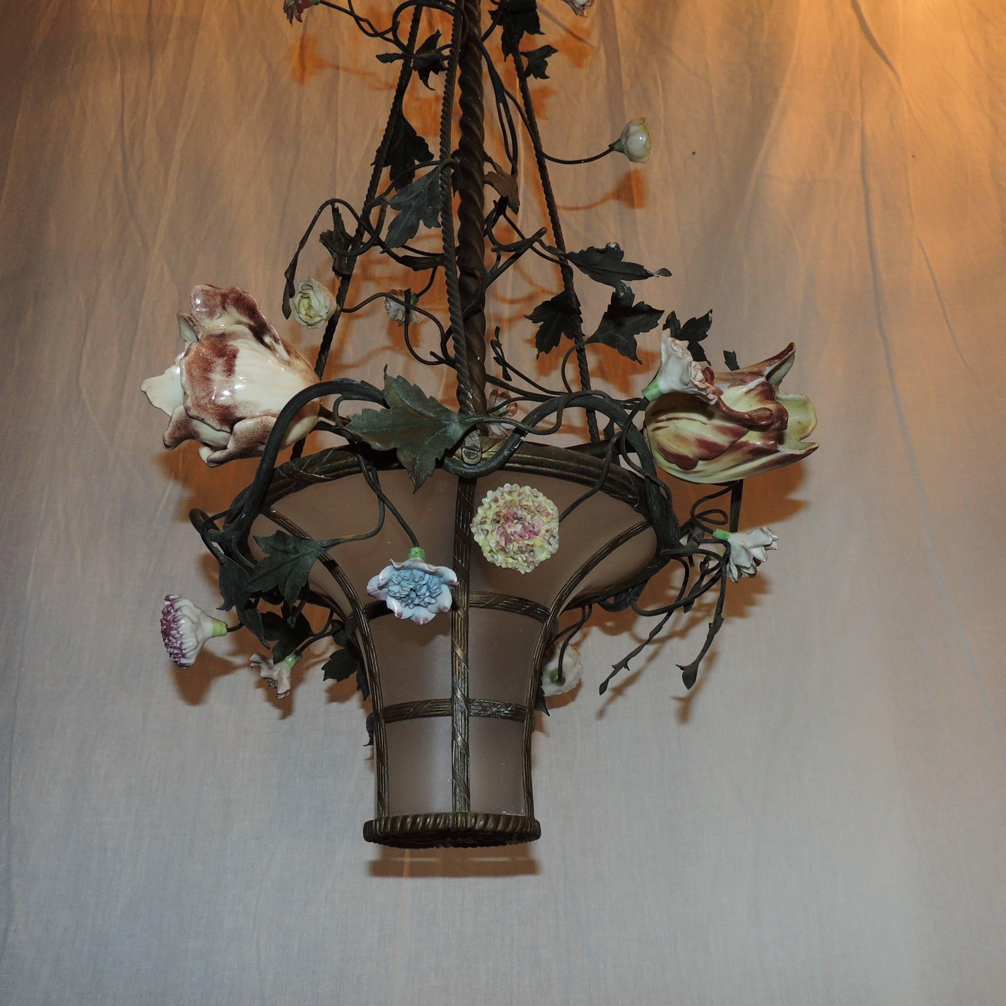 Kronleuchter aus Porzellan mit drei Lichtern und Bronzeschleife mit mattiertem Korb und Blumen aus Bronze im Angebot 4