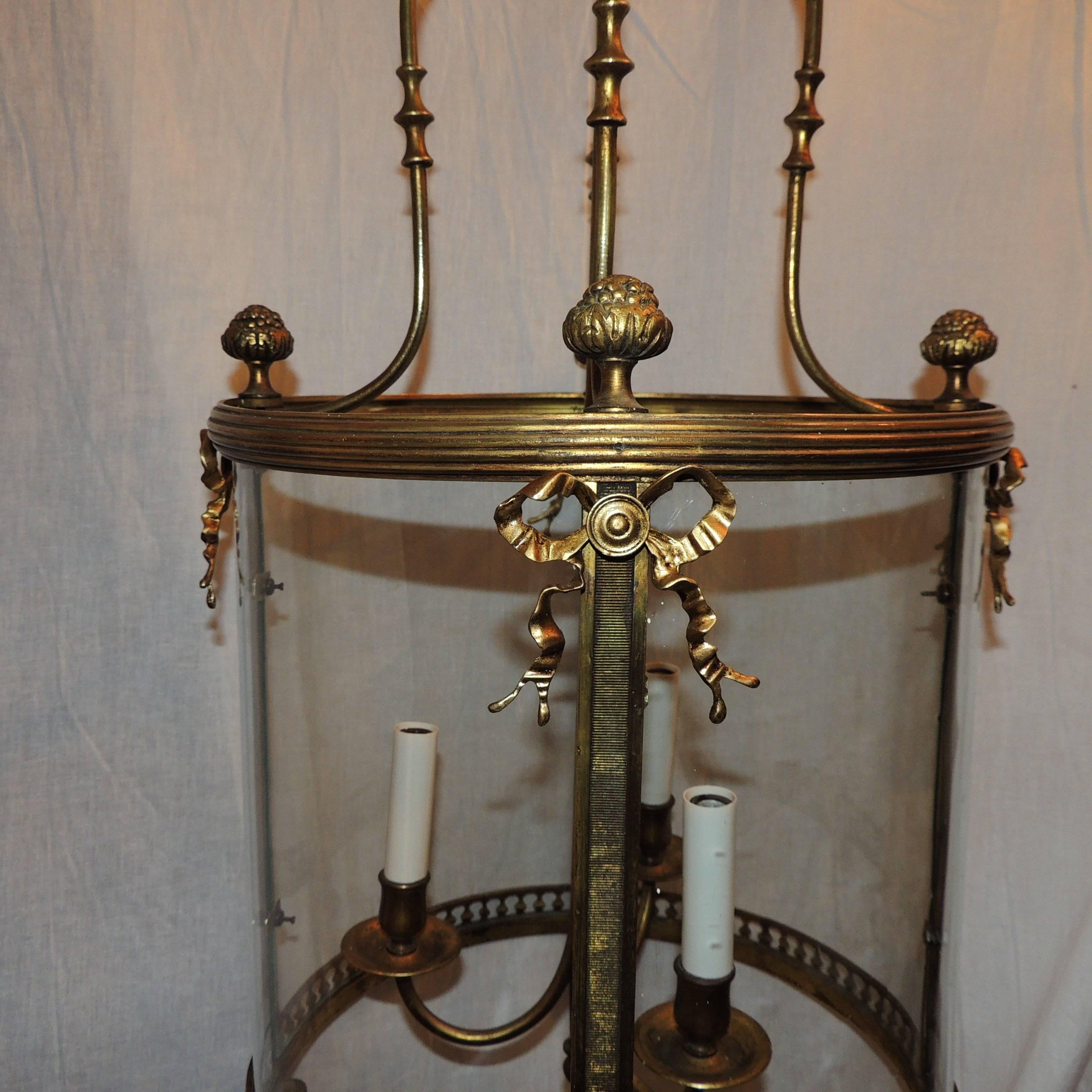 Doré Merveilleuse lanterne néoclassique française avec grand nœud en bronze de style Régence en vente