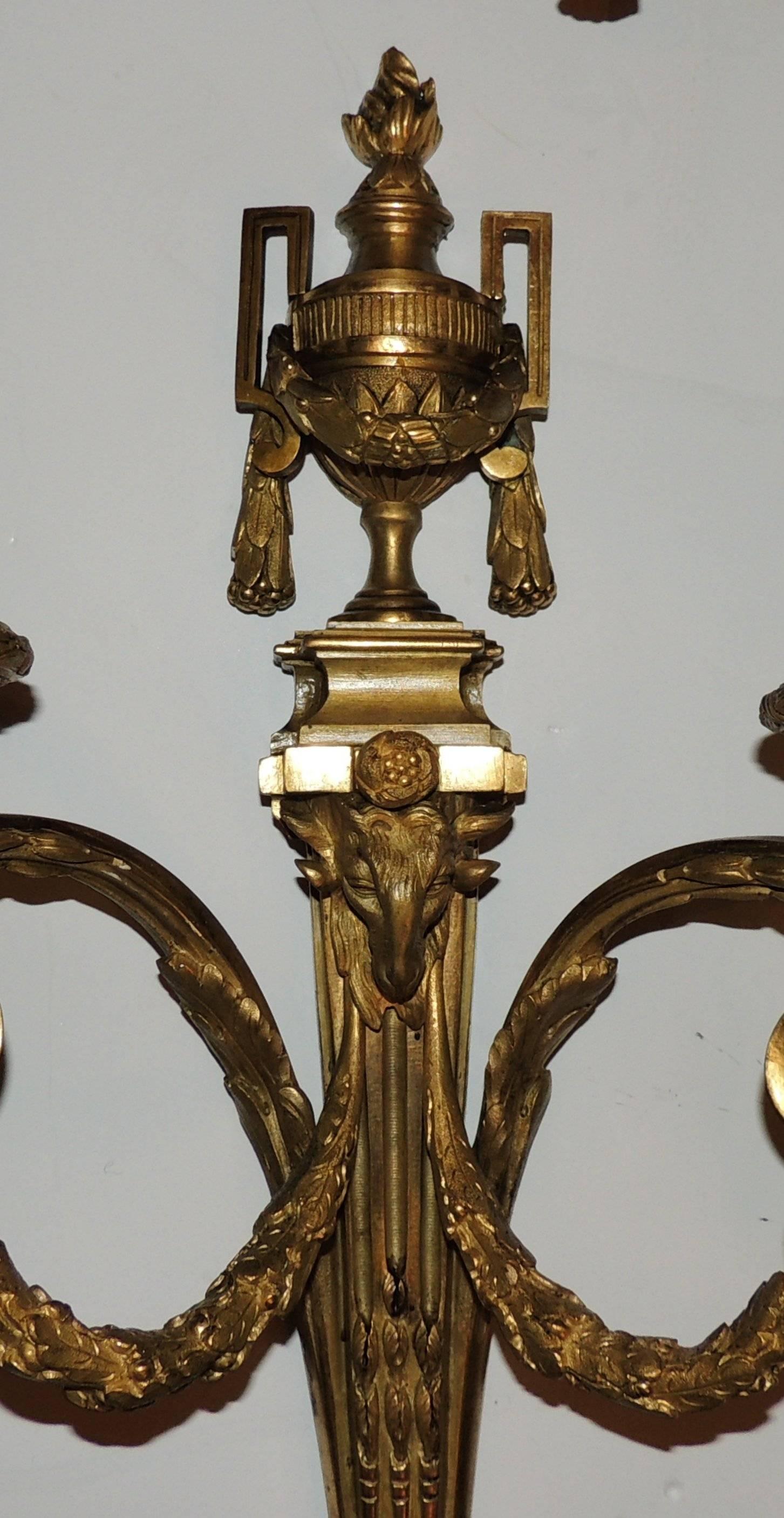 Fine Pair French Dore Bronze Neoclassical Rams Head Linke Filigree Swag Sconces In Good Condition For Sale In Roslyn, NY