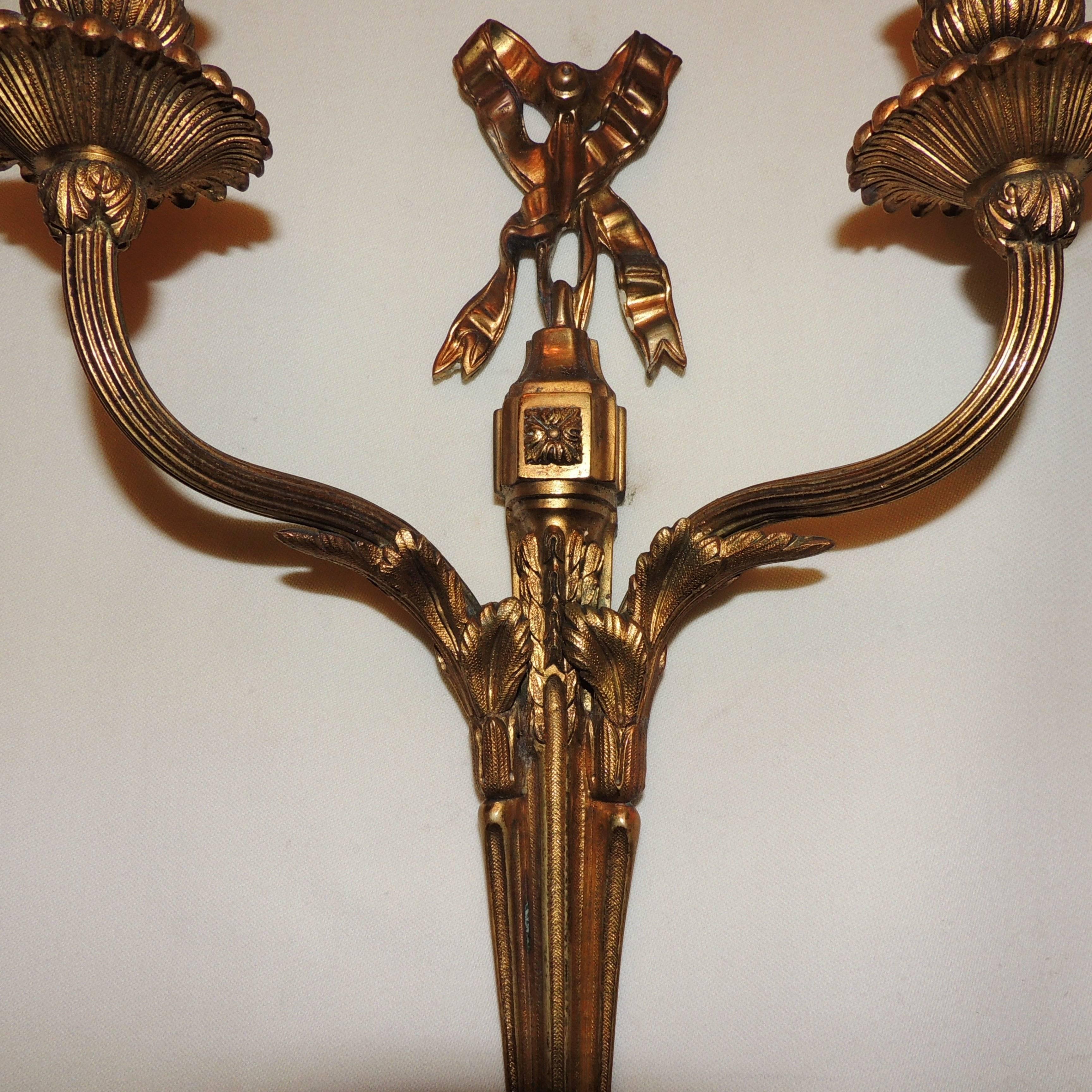 Wonderful French Gilt Bronze Set of Four Bow Top Neoclassical Two-Arm Sconces For Sale 1