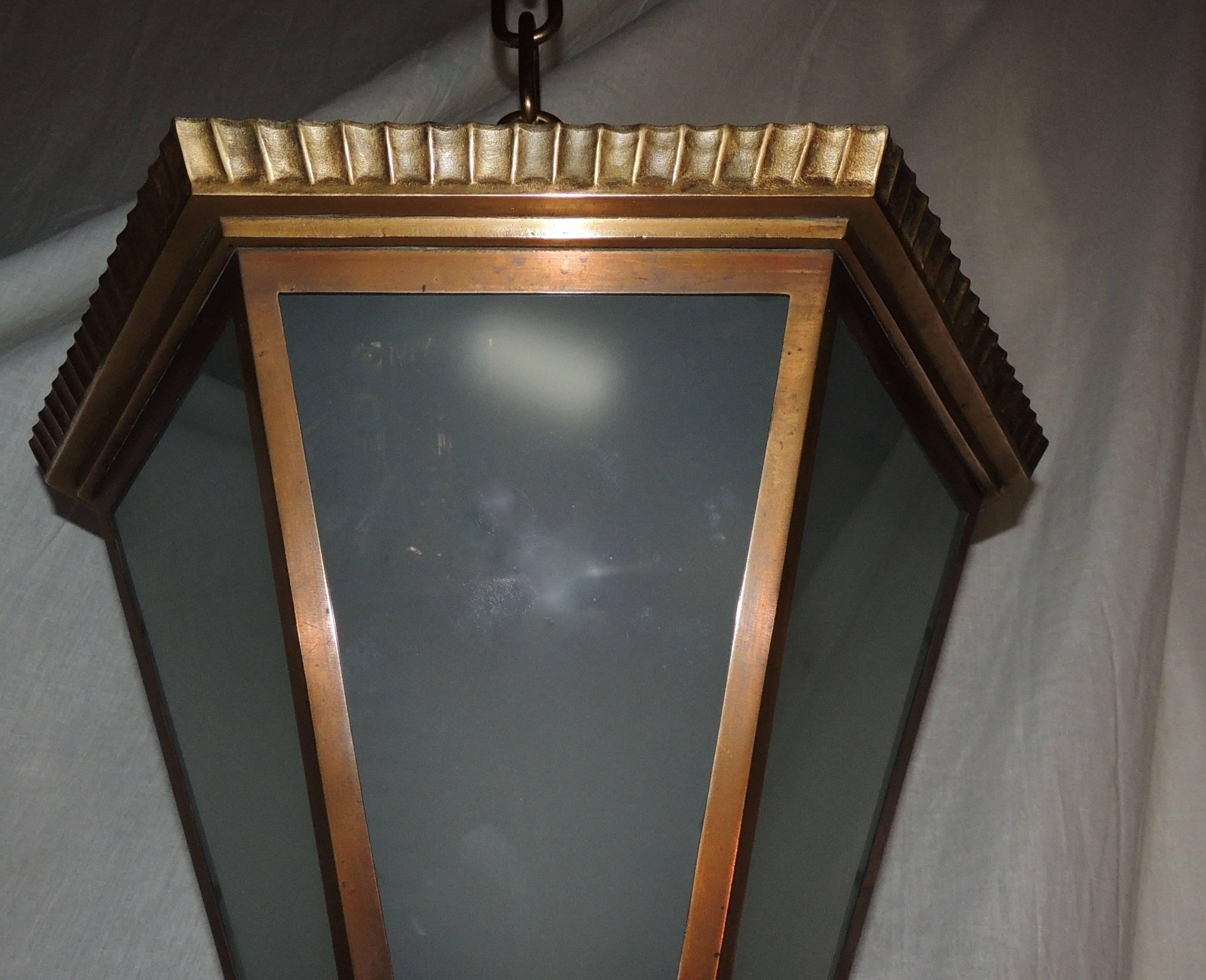 Art déco Merveilleux luminaire suspendu hexagonal Art Déco en verre dépoli et bronze en vente
