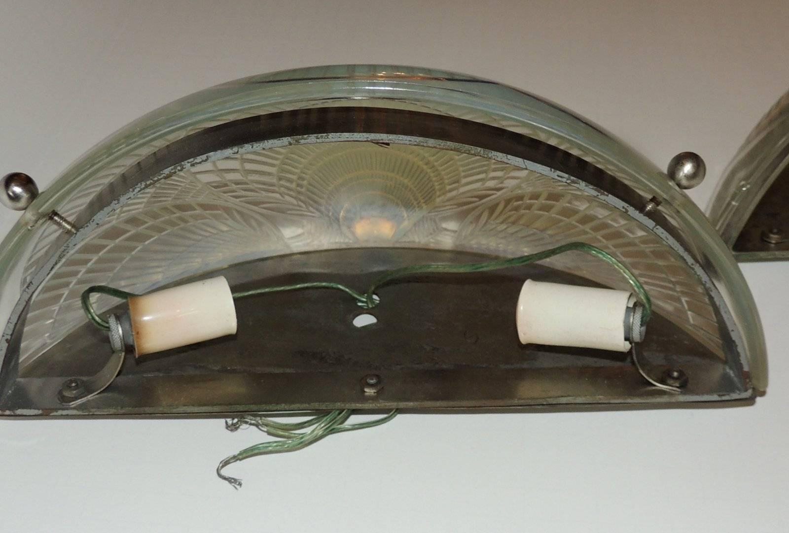 Moulé Magnifique paire d'appliques déco en forme d'opale opalescente à simple coquille, style R. Lalique en vente
