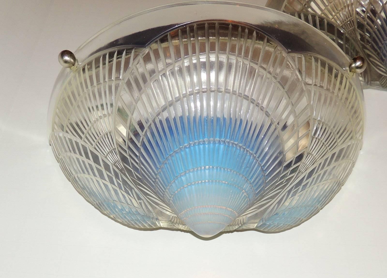 Art déco Magnifique paire d'appliques déco en forme d'opale opalescente à simple coquille, style R. Lalique en vente