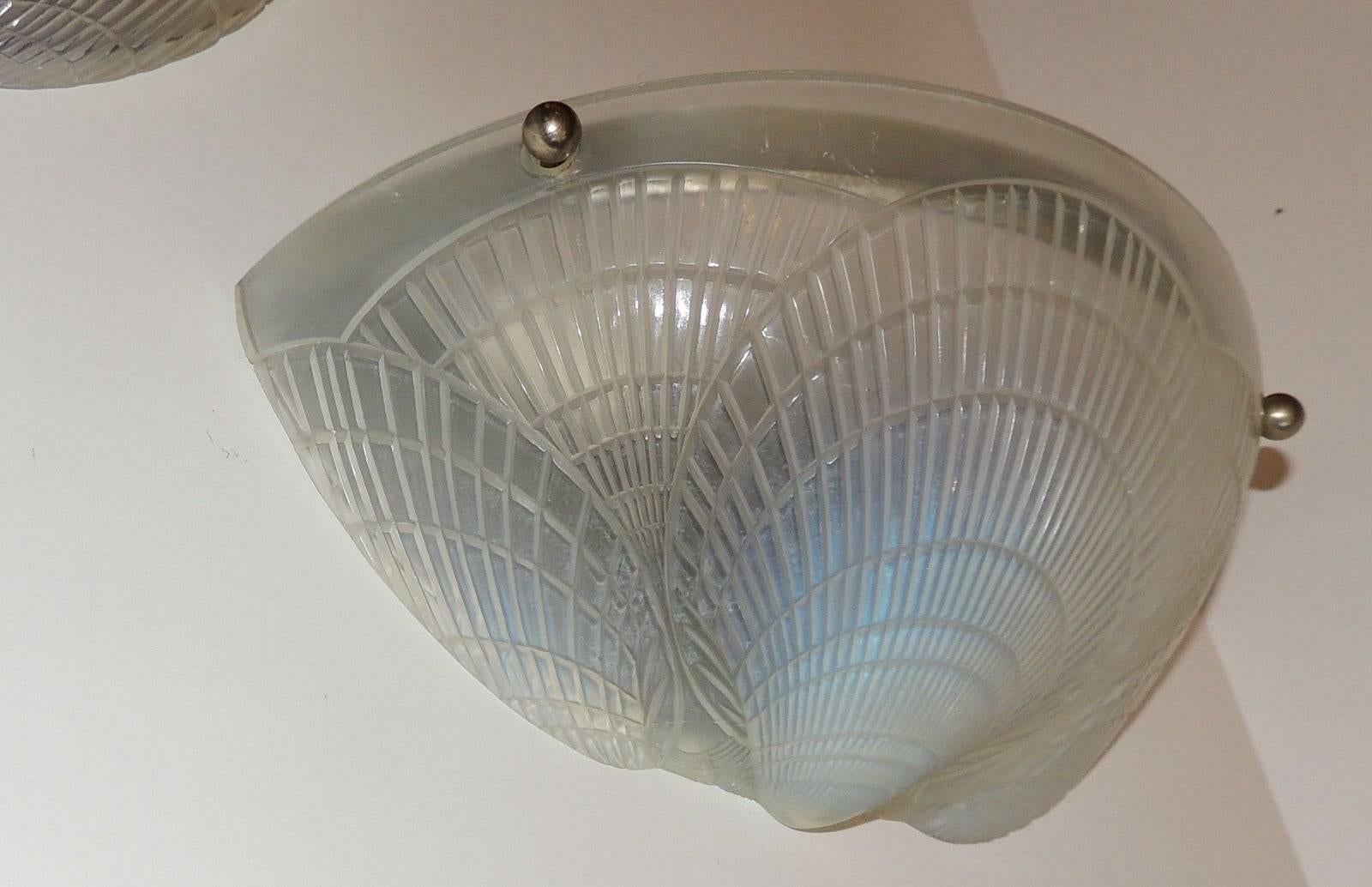 Beautiful Pair R. Lalique Manner Single Coquille Opalescent Frosted Deco Sconces In Good Condition For Sale In Roslyn, NY