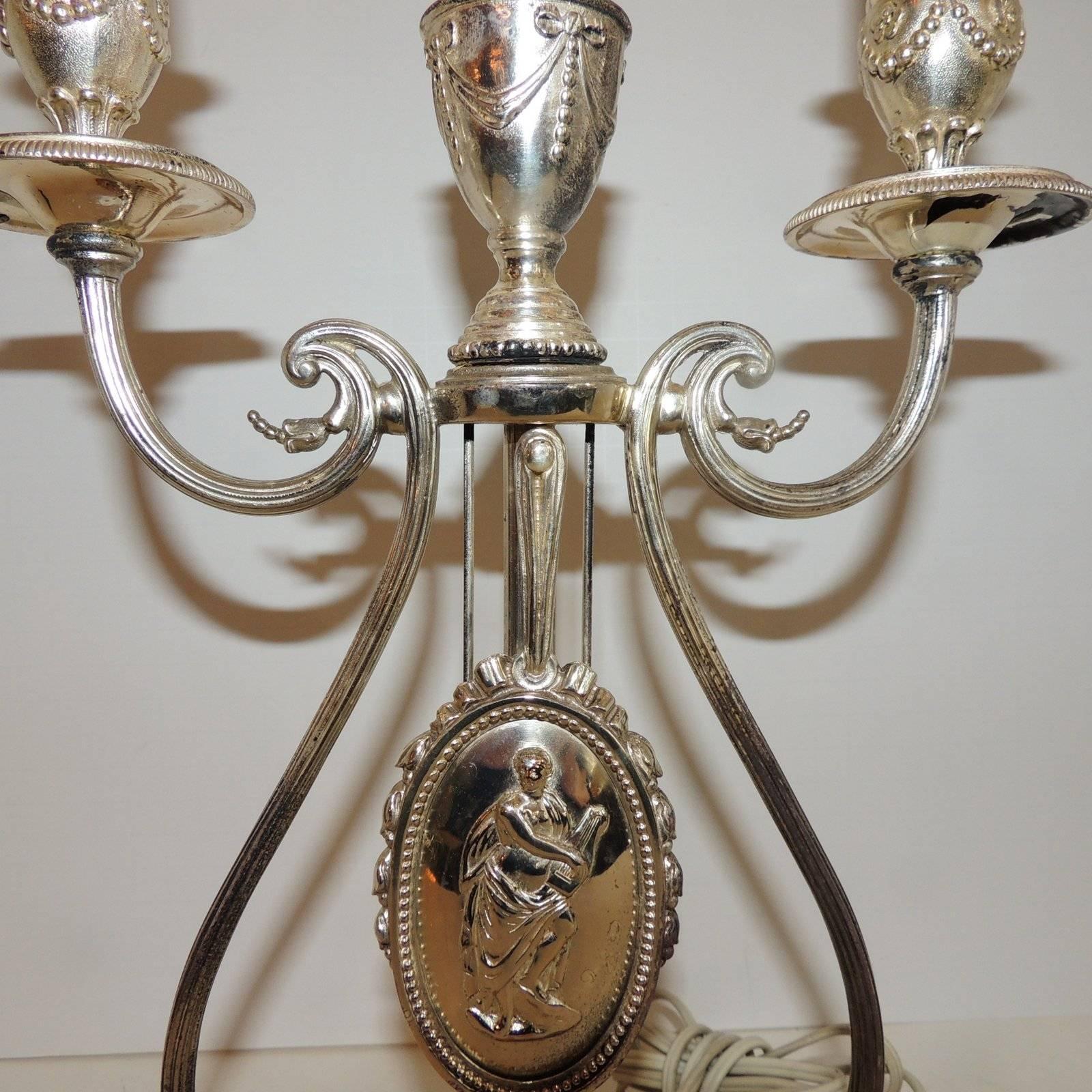 Début du 20ème siècle Merveilleux E.F. Lampe de bureau Caldwell néoclassique en bronze argenté en forme de candélabre en vente