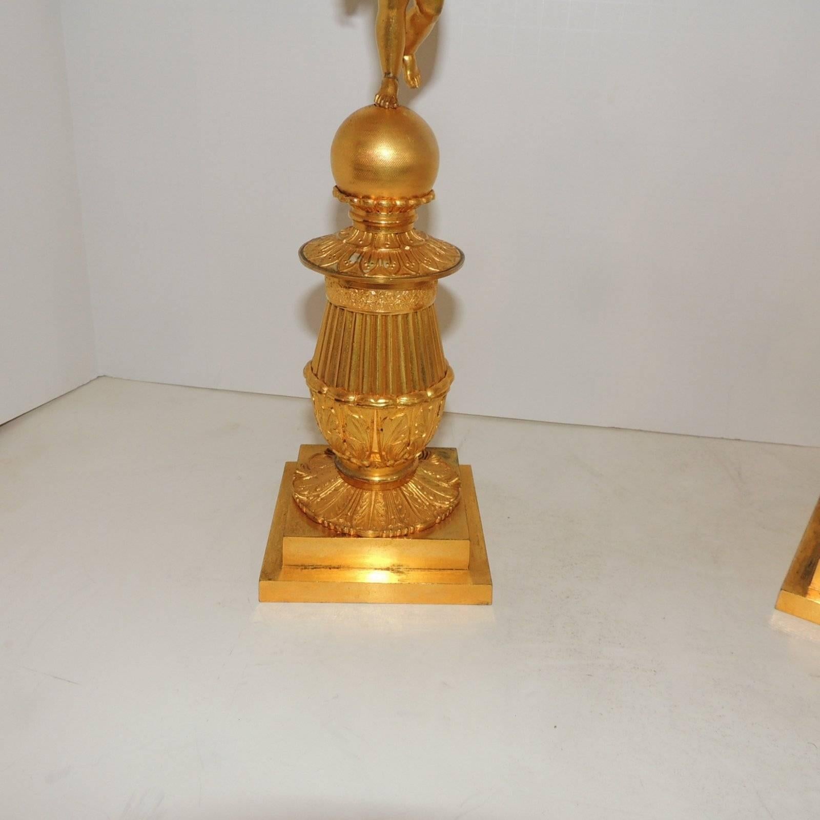 Merveilleuse paire de candélabres néoclassiques à deux bras en bronze doré avec chérubin ailé en vente 2