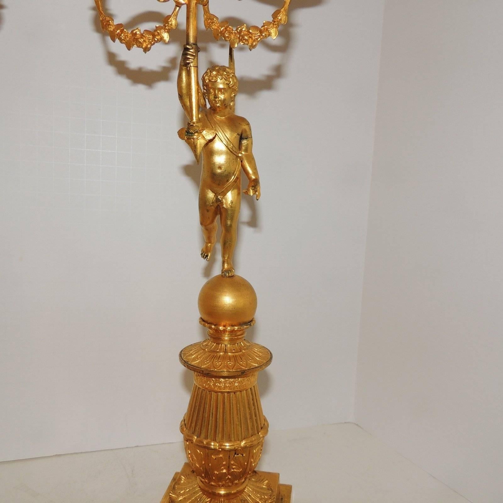 Français Merveilleuse paire de candélabres néoclassiques à deux bras en bronze doré avec chérubin ailé en vente