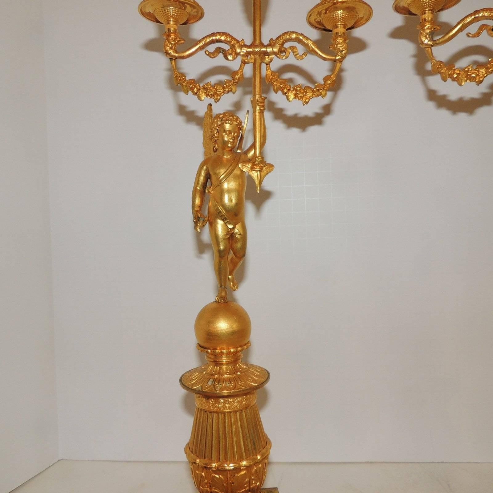 Doré Merveilleuse paire de candélabres néoclassiques à deux bras en bronze doré avec chérubin ailé en vente