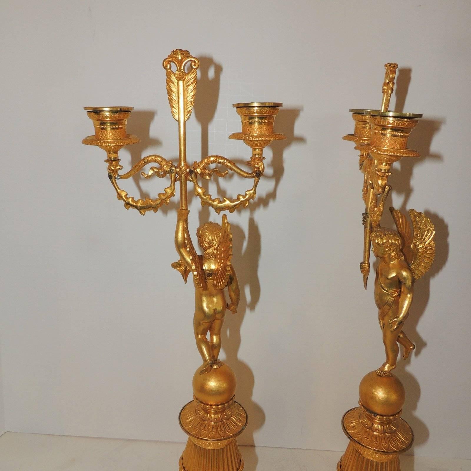 Début du 20ème siècle Merveilleuse paire de candélabres néoclassiques à deux bras en bronze doré avec chérubin ailé en vente