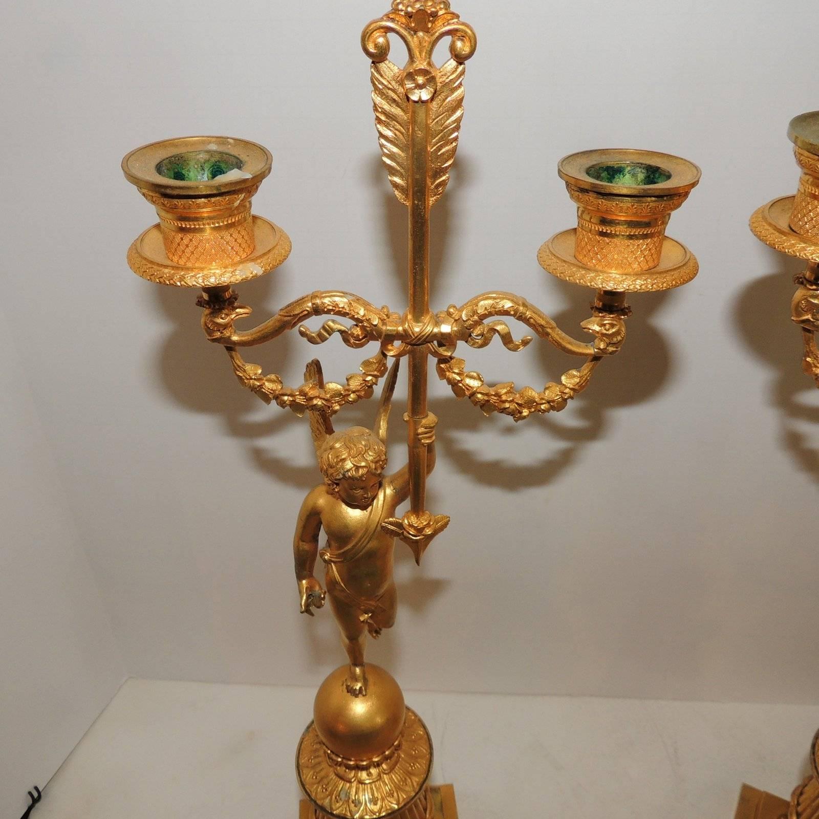 Bronze Merveilleuse paire de candélabres néoclassiques à deux bras en bronze doré avec chérubin ailé en vente