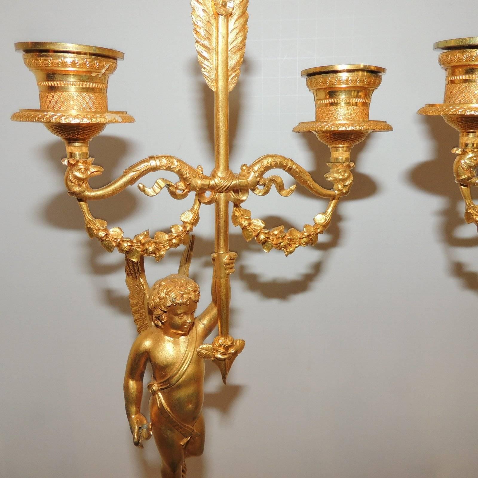 Merveilleuse paire de candélabres néoclassiques à deux bras en bronze doré avec chérubin ailé Bon état - En vente à Roslyn, NY