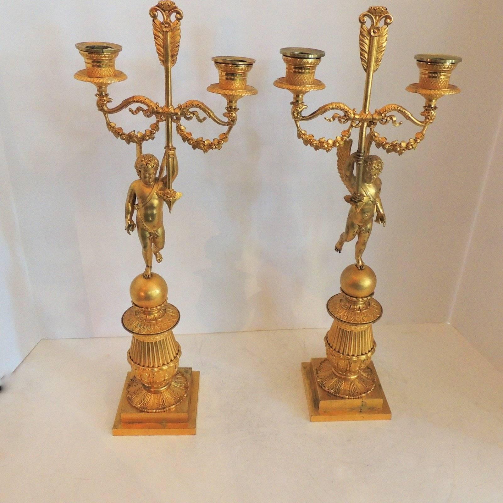 Merveilleuse paire de candélabres néoclassiques à deux bras en bronze doré avec chérubin ailé en vente 1