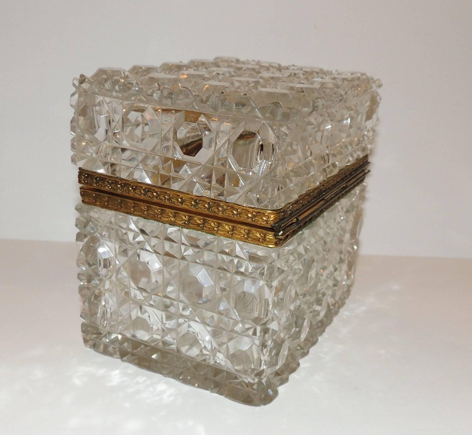 Maravilloso joyero ataúd francés de cristal tallado facetado y montado en bronce ormolu Belle Époque en venta