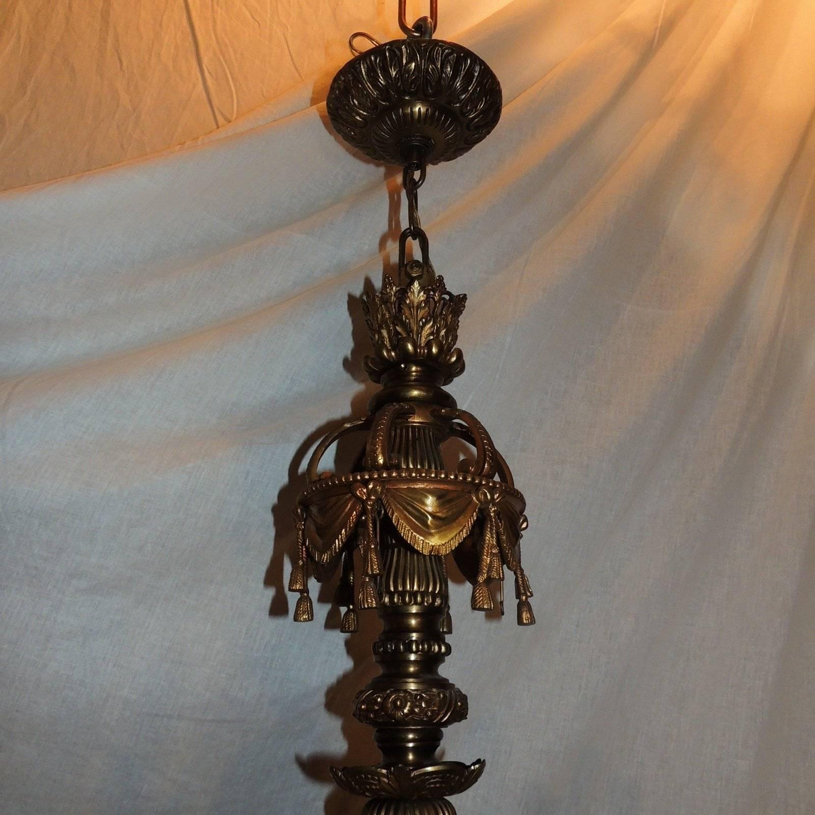 Französische neoklassizistische französische Empire-Kronleuchter-Leuchte Dor Bronze mit zwölf Lichtern und Quasten (Graviert) im Angebot