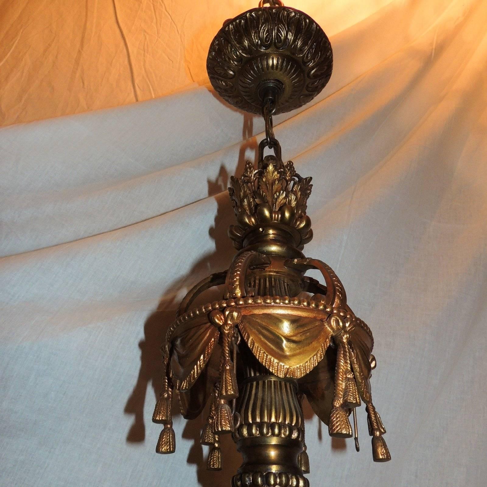 Gravé Lustre à douze lumières en bronze Dor néoclassique style Empire français avec pampilles en vente