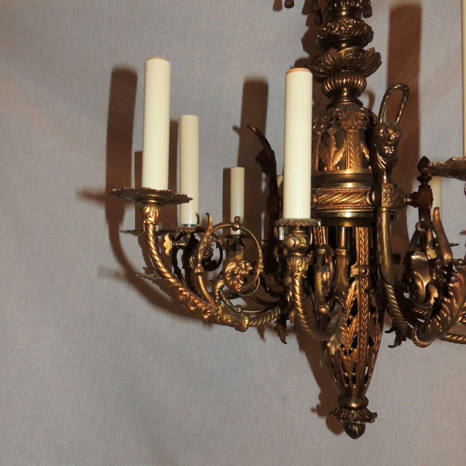 Französische neoklassizistische französische Empire-Kronleuchter-Leuchte Dor Bronze mit zwölf Lichtern und Quasten (Mitte des 20. Jahrhunderts) im Angebot