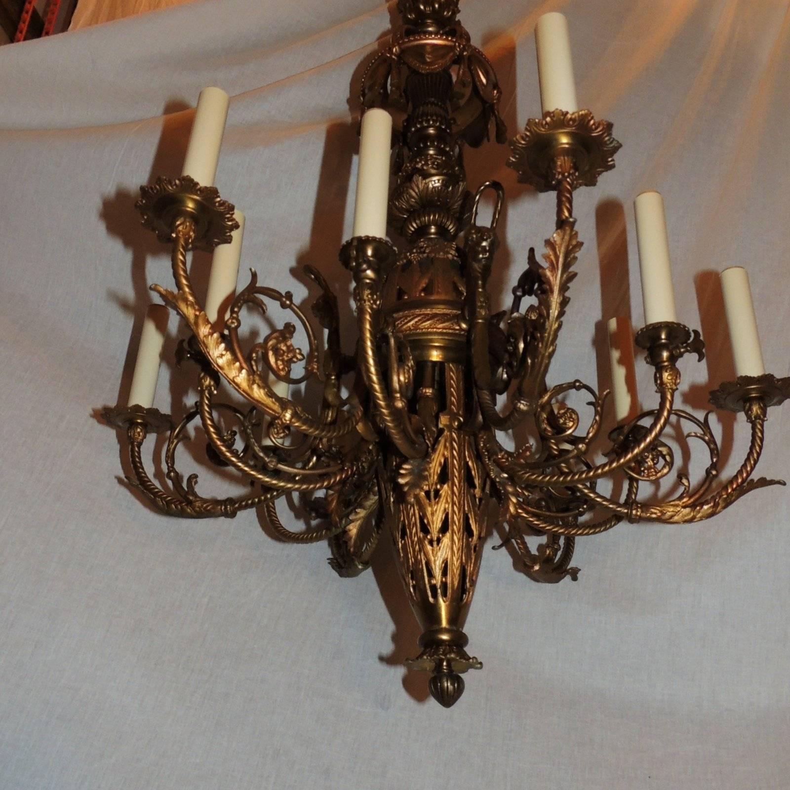 Bronze Lustre à douze lumières en bronze Dor néoclassique style Empire français avec pampilles en vente