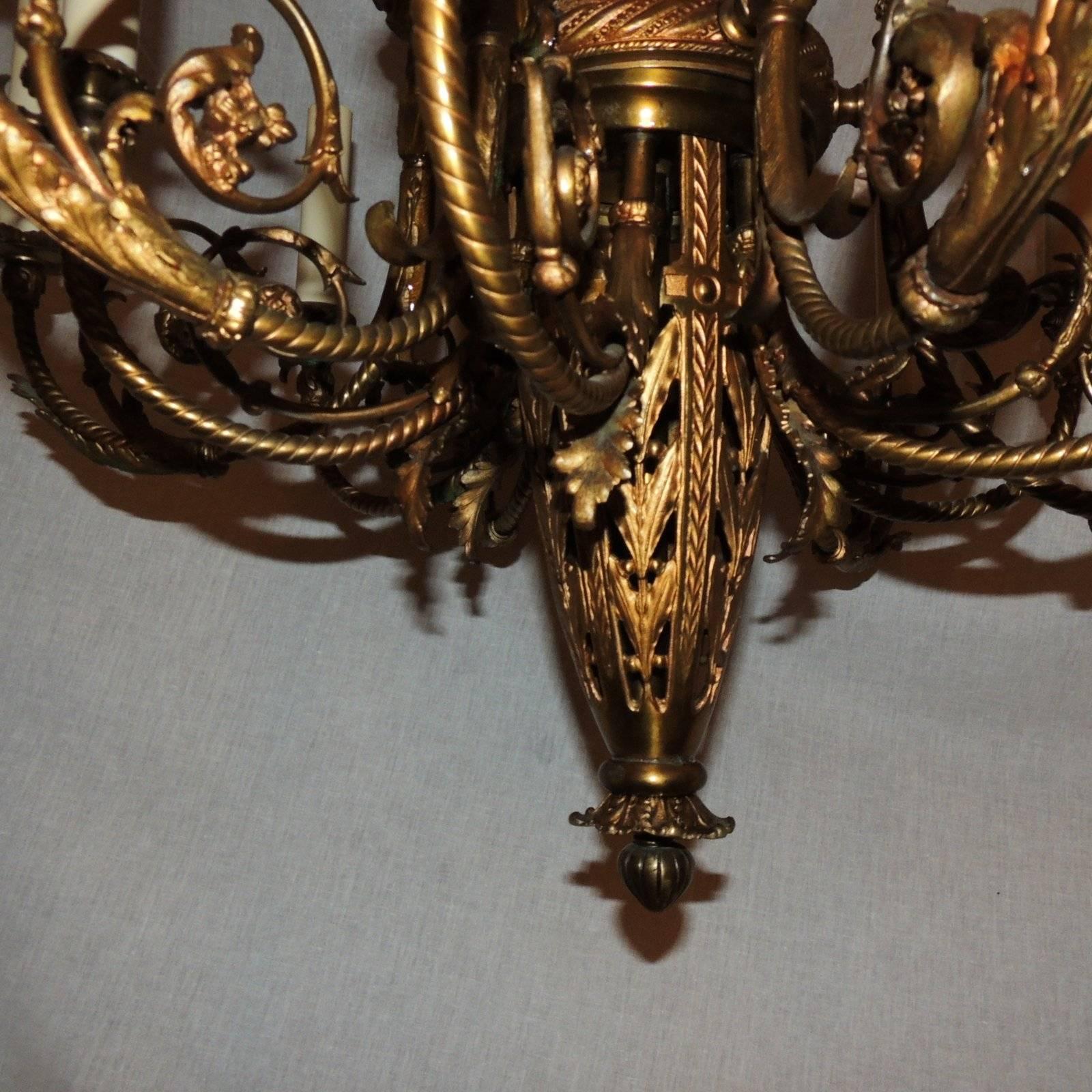 Französische neoklassizistische französische Empire-Kronleuchter-Leuchte Dor Bronze mit zwölf Lichtern und Quasten im Angebot 4
