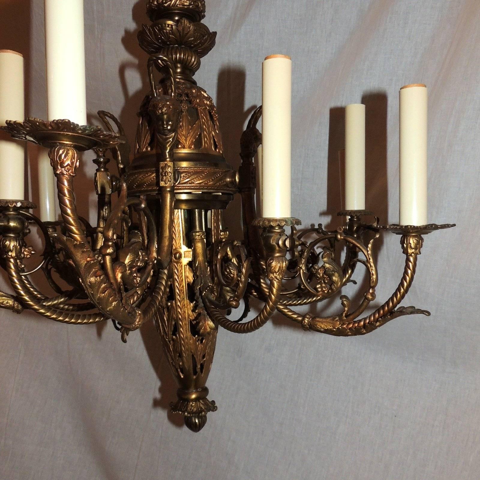 Lustre à douze lumières en bronze Dor néoclassique style Empire français avec pampilles en vente 3