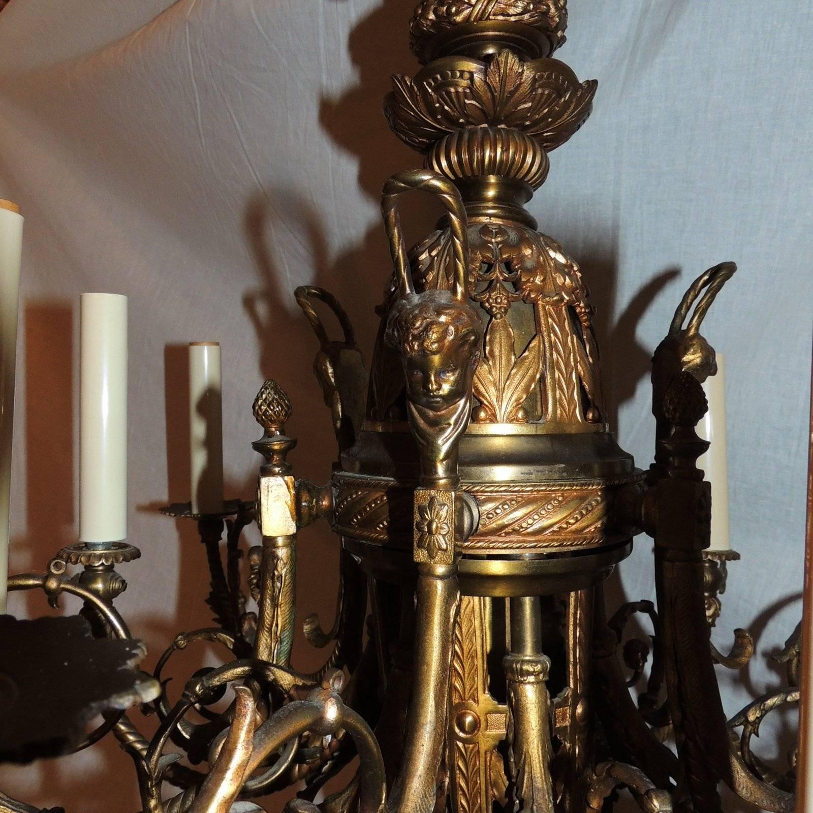 Milieu du XXe siècle Lustre à douze lumières en bronze Dor néoclassique style Empire français avec pampilles en vente