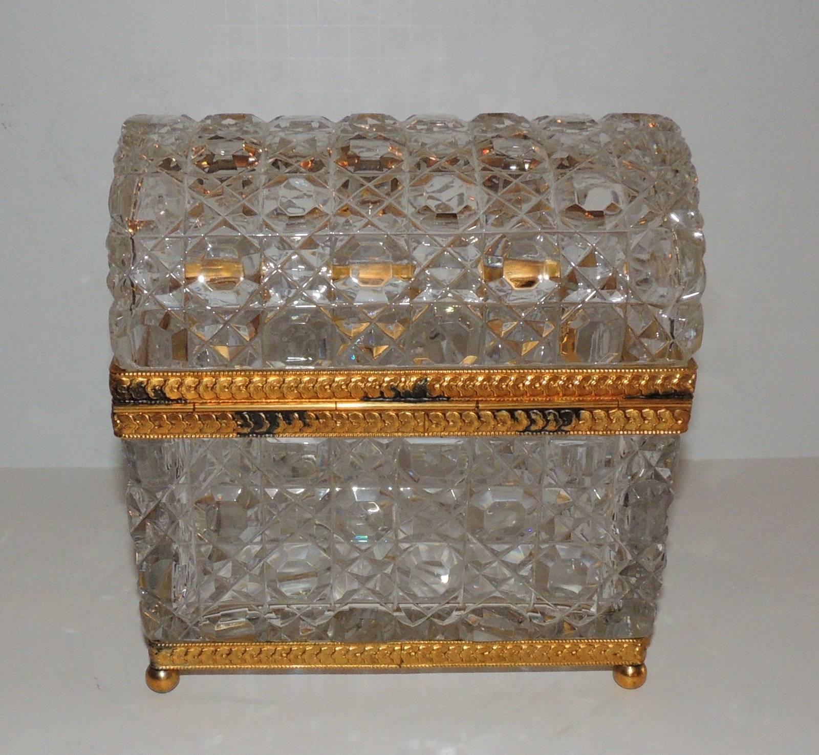 French Ormolu Faceted Cut Crystal Dome Ormolu Wreath Bow Box Casket Jewelry Case In Good Condition In Roslyn, NY