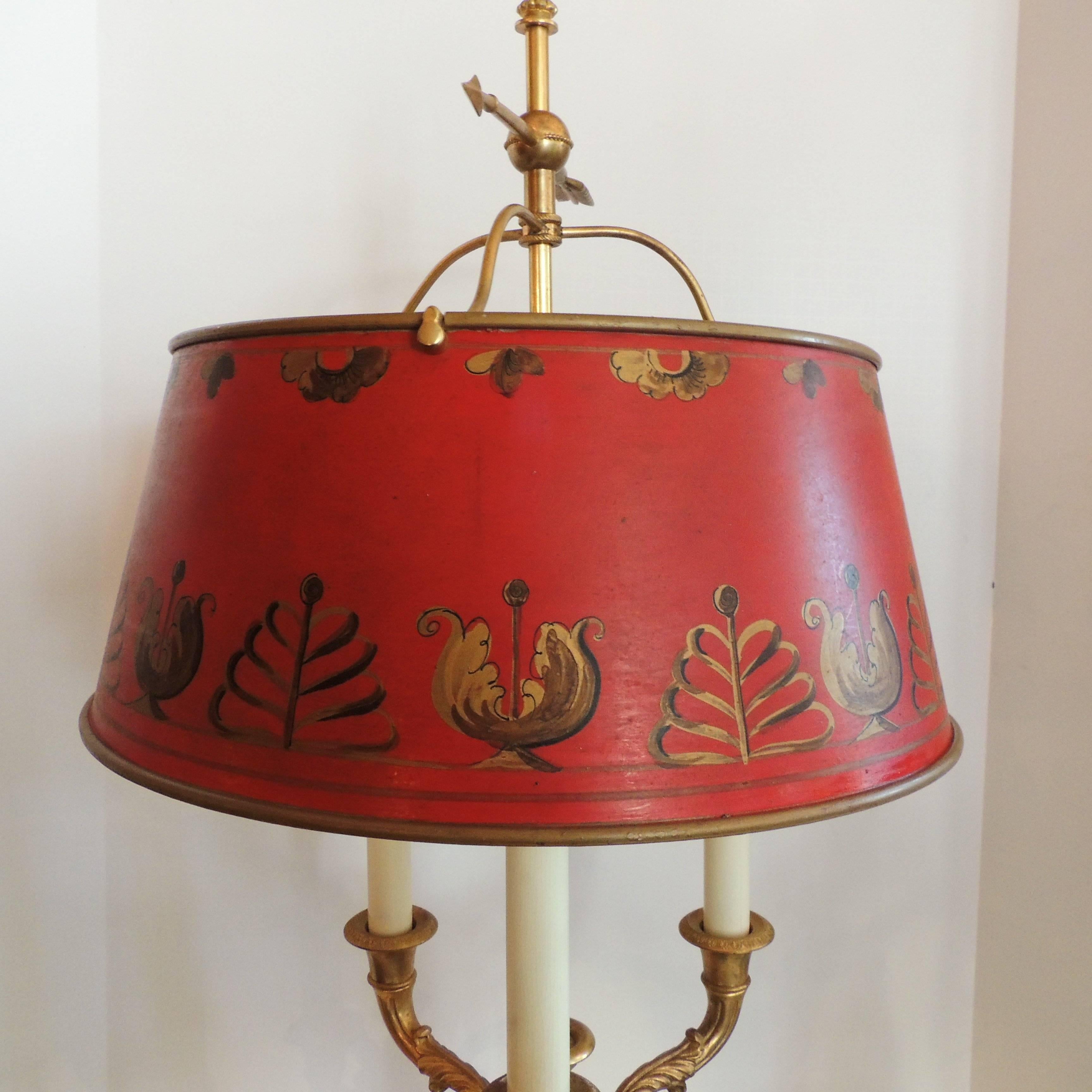 Pair of French Bronze Neoclassical Bouillotte Three Light Lamps Red Tôle Shades In Good Condition In Roslyn, NY