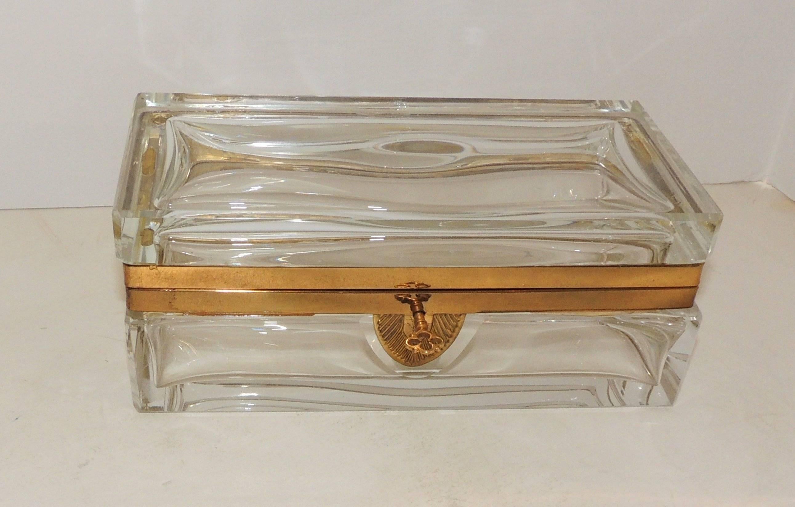Doré Bronze highlights the beautiful beveled crystal box with key.


Measures: 8.5