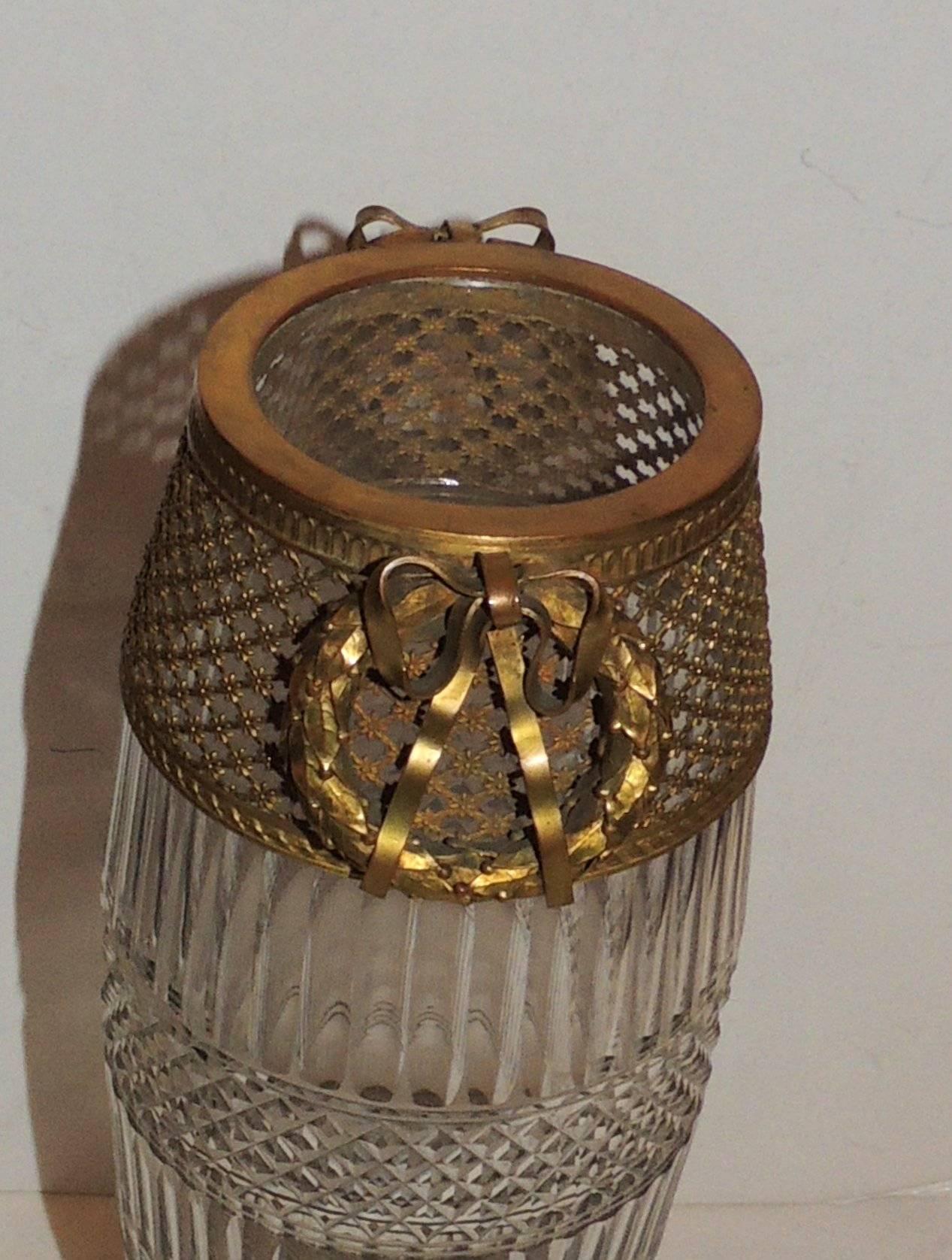 Pareja de jarrones franceses con roseta de bronce ormolu y cristal grabado estriado Belle Époque en venta