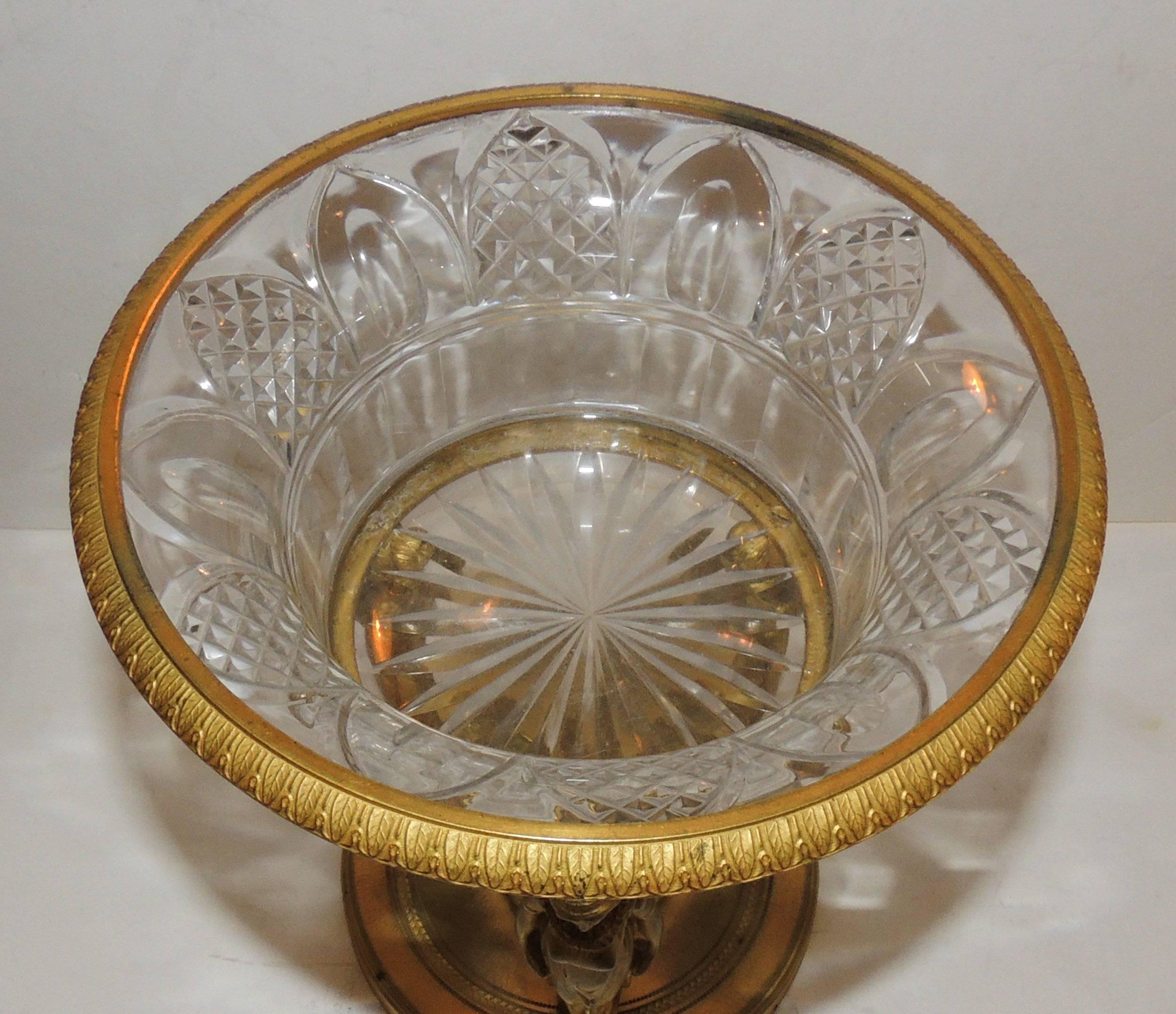 Merveilleux centre de table néoclassique Empire français en cristal taillé en bronze doré Bon état - En vente à Roslyn, NY