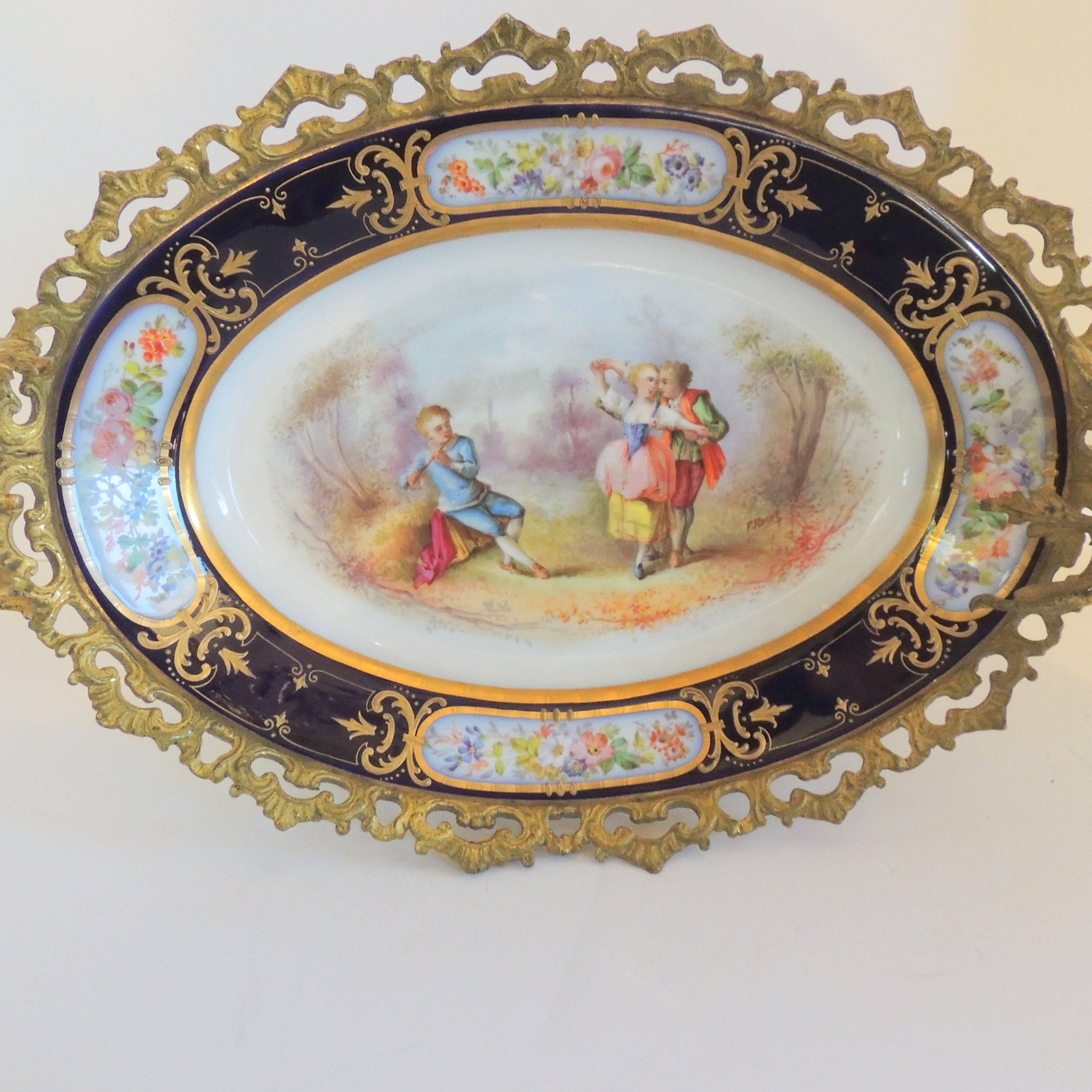Peint à la main Merveilleux plateau de centre de table français en bronze doré et porcelaine de Sèvres peint à la main en vente