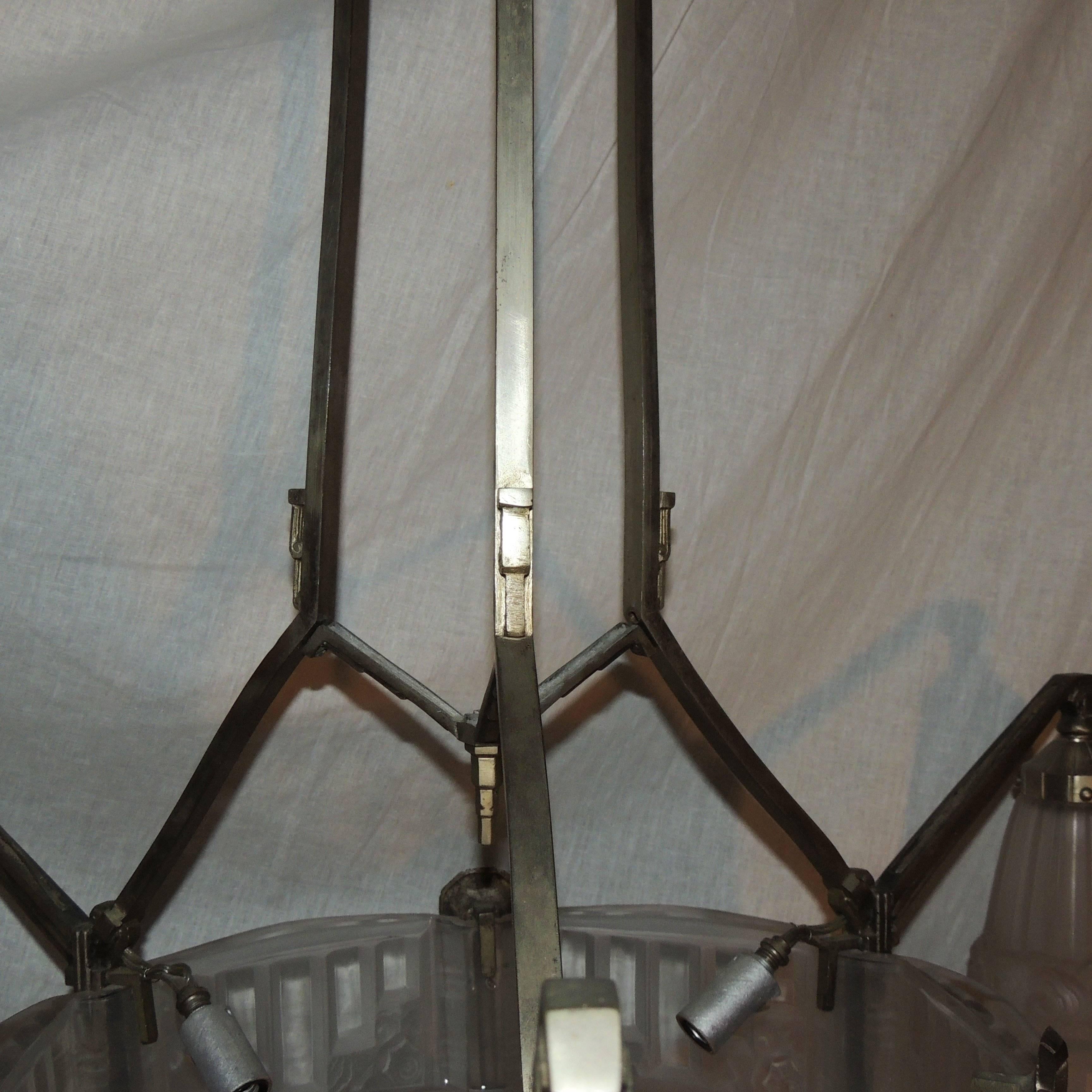 Großer sechsflammiger Art-Déco-Kronleuchter aus mattiertem Glas und versilberter Bronzekugel (Versilbert) im Angebot