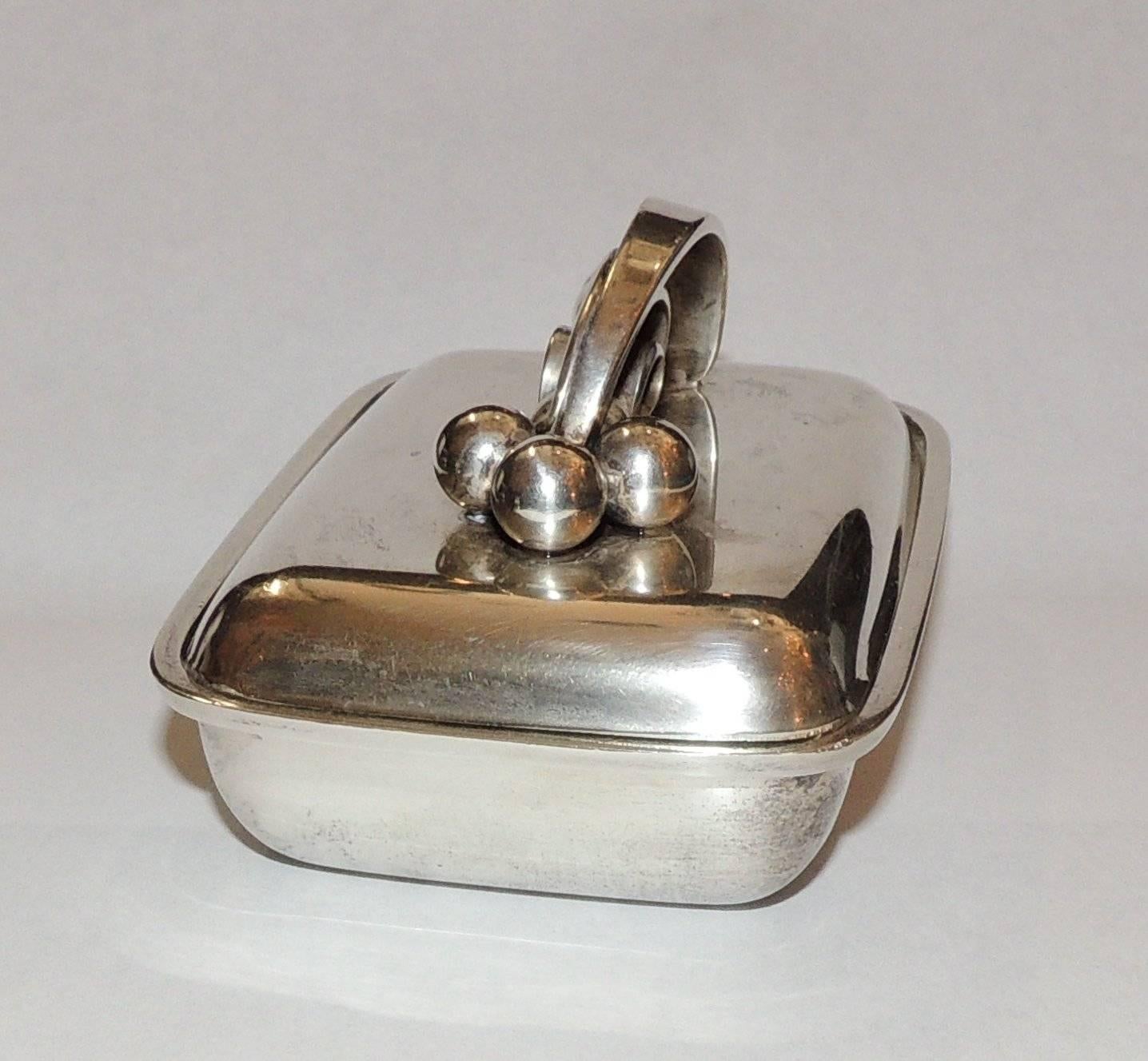 Boîte moderne couverte en argent sterling Alphonse La Paglia avec une poignée inhabituelle sur le couvercle.
Très bon état vintage.
Mesures : 4