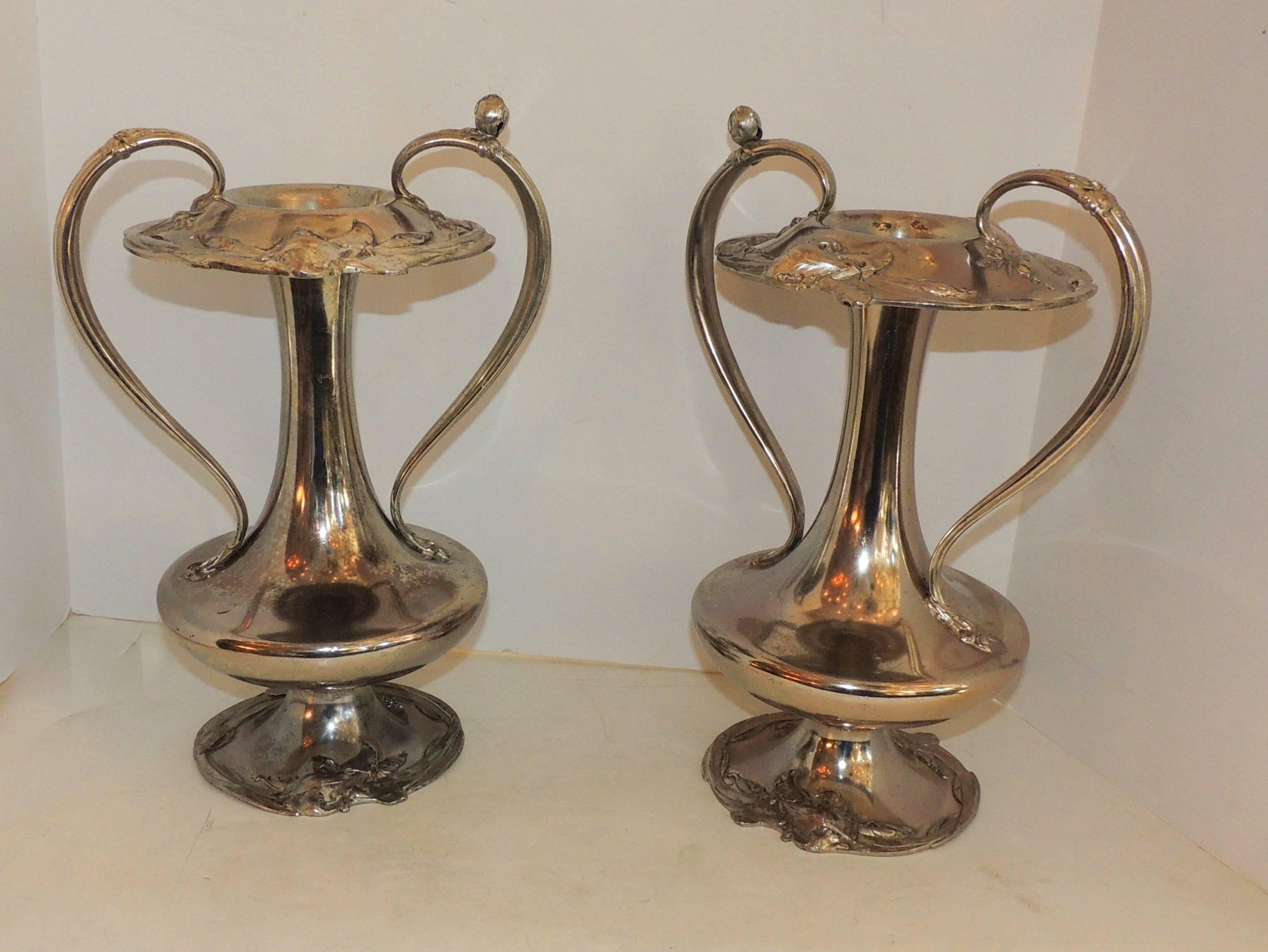 A fine large pair of Reed & Barton Art Nouveau form silver plate urn vases with handle in the manner of WMF. 

Measures: 14 x 9.5.