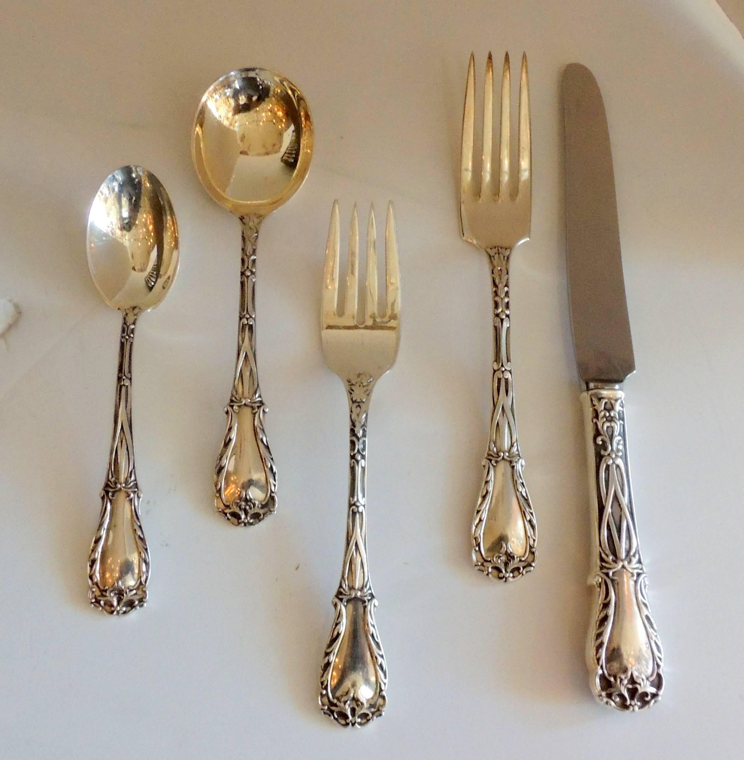 A wonderful Kirk & Son sterling silver flatware set in box, the quadrille pattern 67 pieces total including serving pieces. With no monogram
Set consisting of:
9