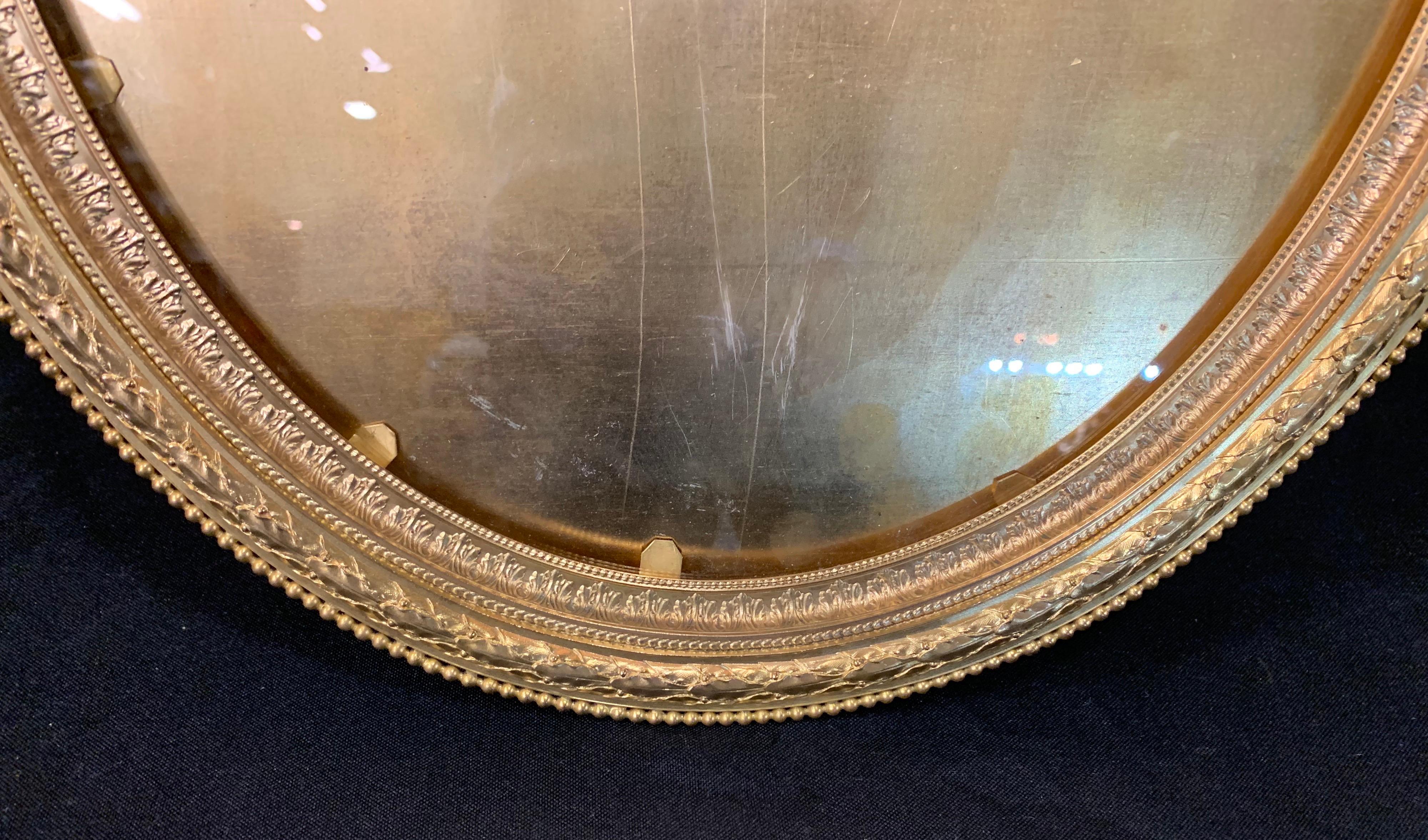 Belle Époque Magnifique cadre photo ovale français en bronze doré orné de guirlandes en relief	 en vente