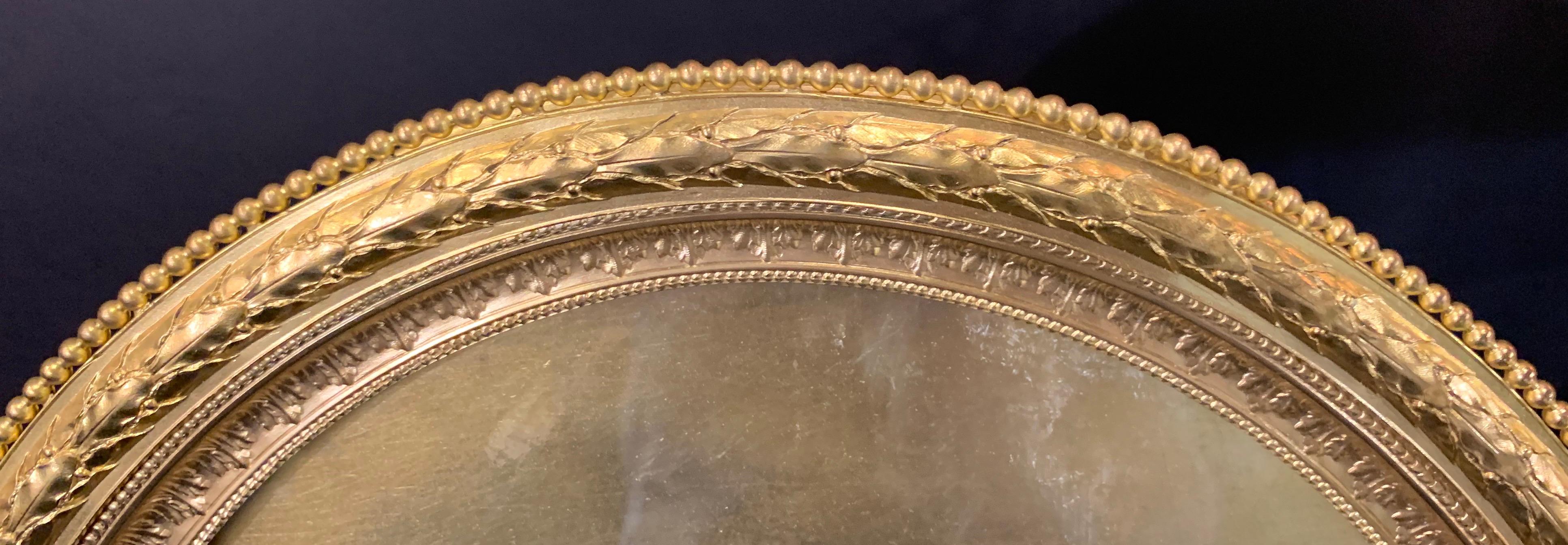 Français Magnifique cadre photo ovale français en bronze doré orné de guirlandes en relief	 en vente