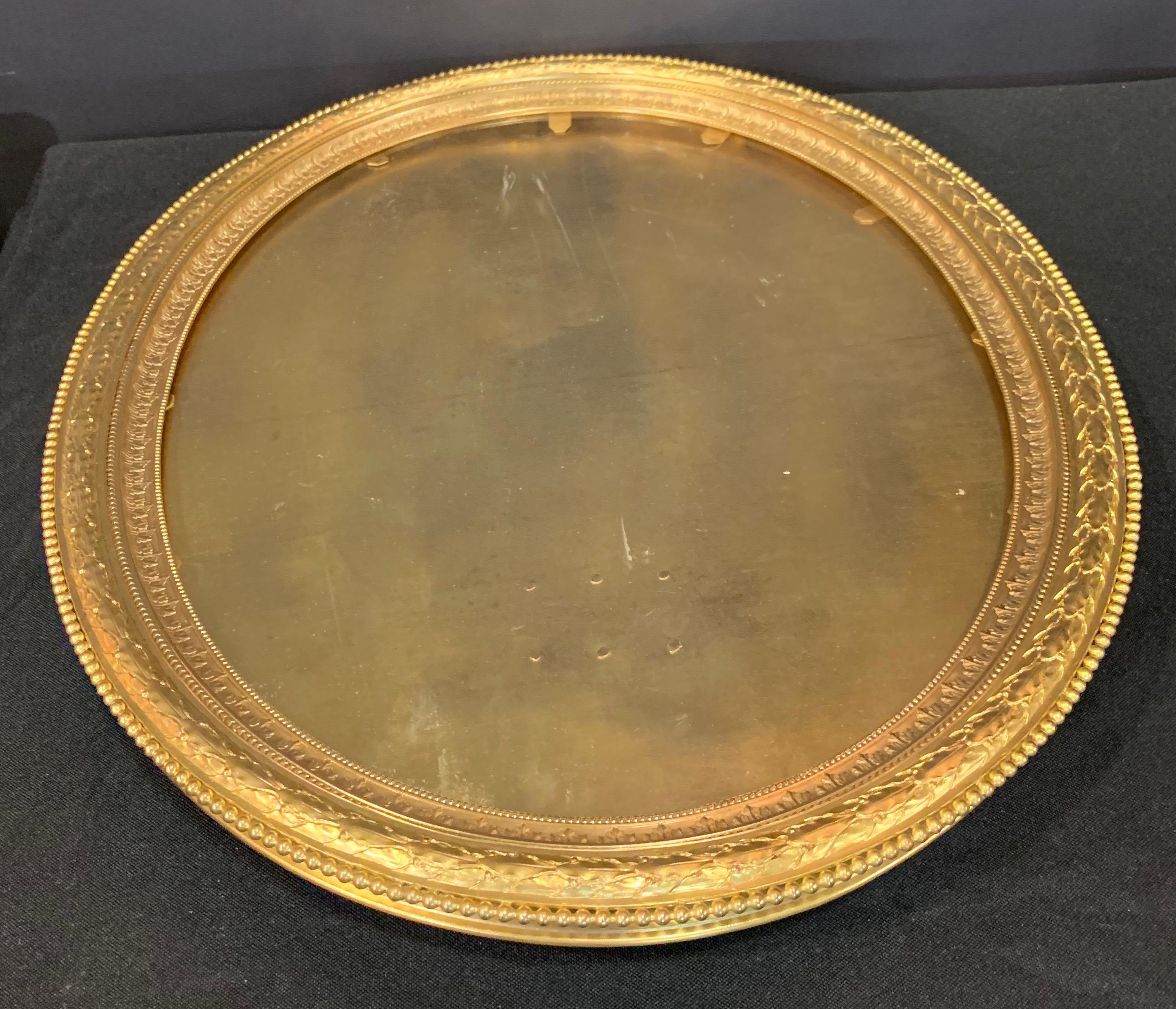Großer ovaler französischer Bilderrahmen aus Bronze mit Goldbronze- Girlandenprägung, wunderschön	 (Vergoldet) im Angebot
