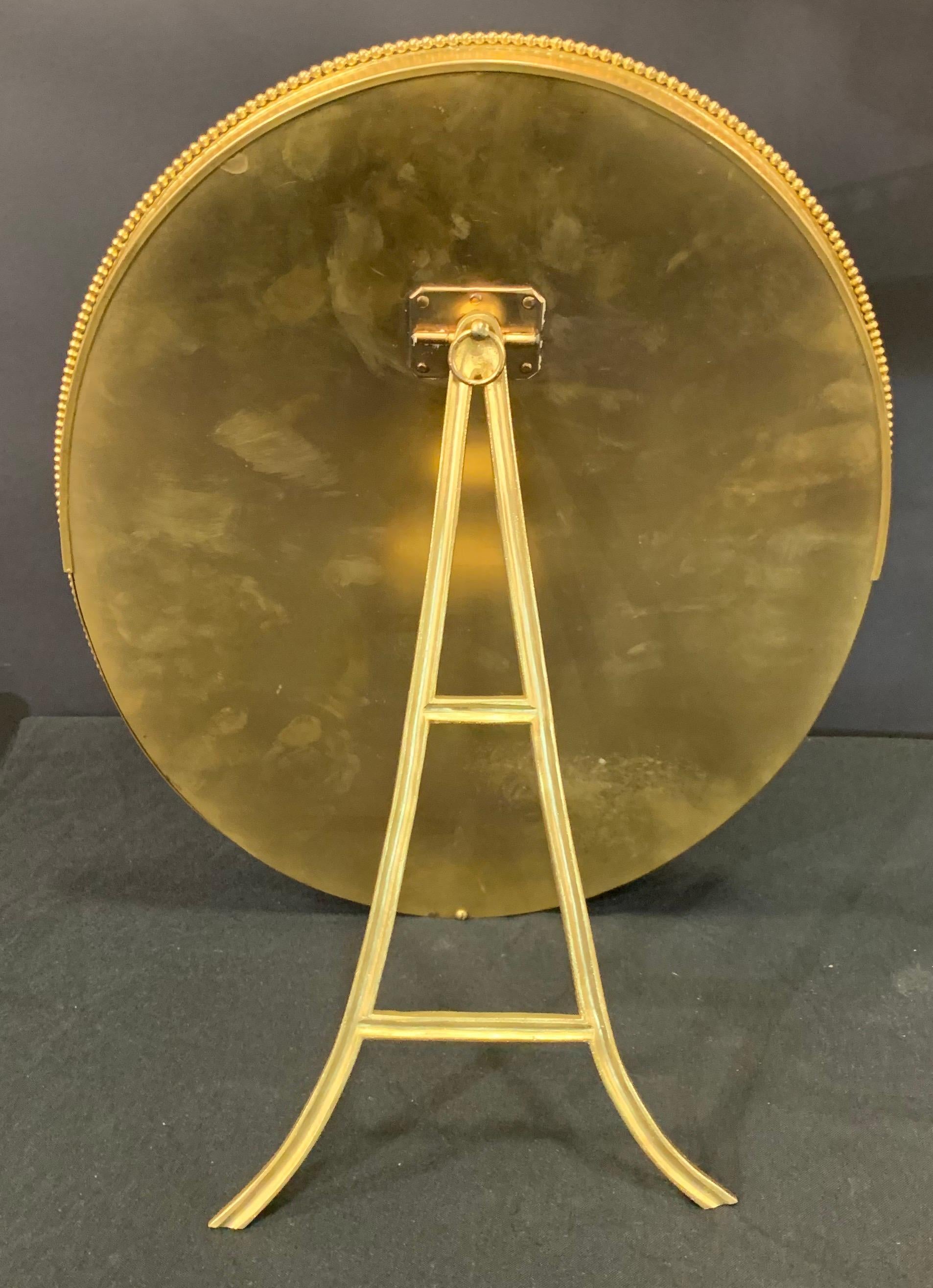 Magnifique cadre photo ovale français en bronze doré orné de guirlandes en relief	 Bon état - En vente à Roslyn, NY
