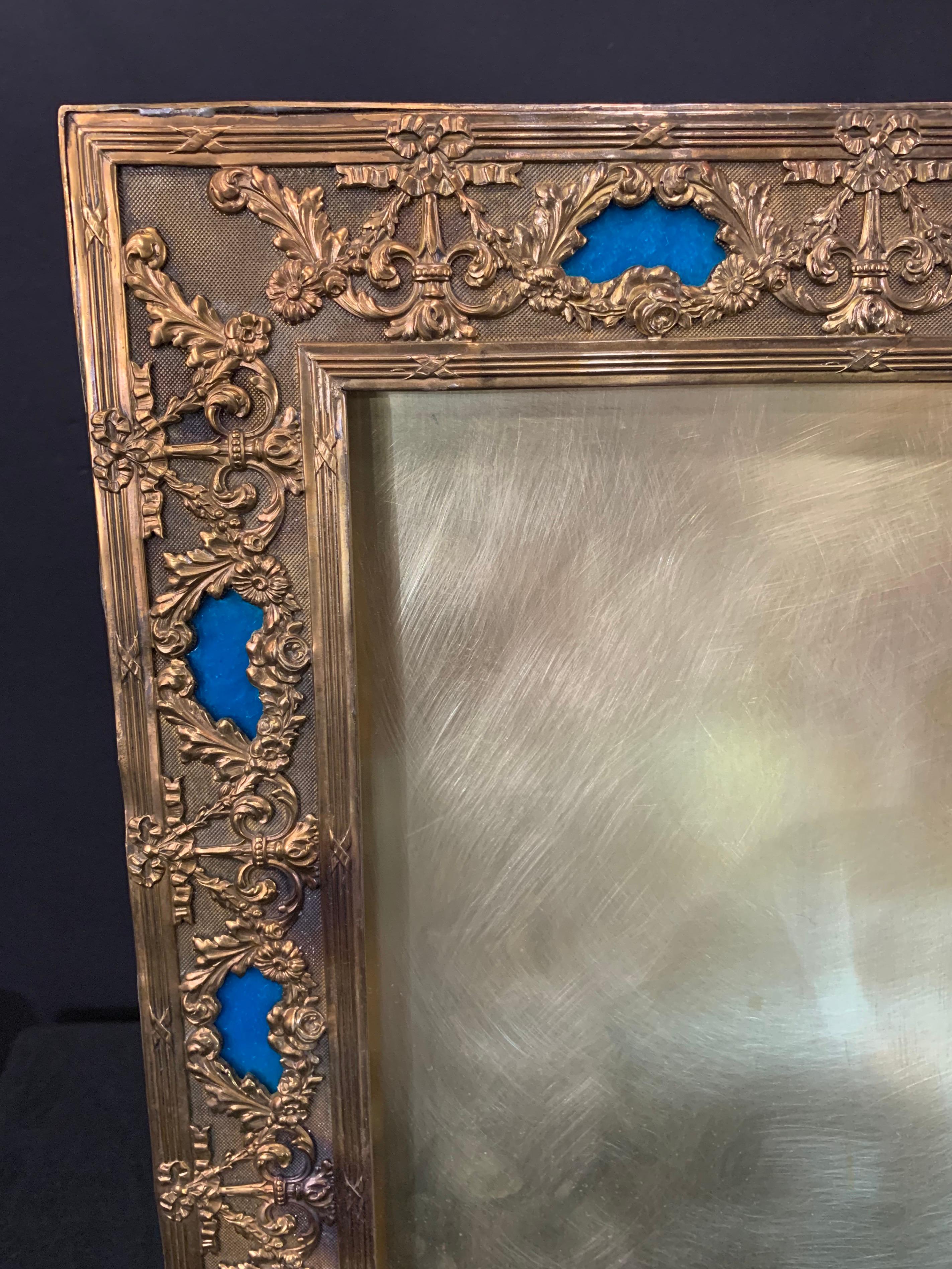 Maravilloso portarretratos francés grande de esmalte azul y bronce con lazos y guirnaldas.
Medidas: 18