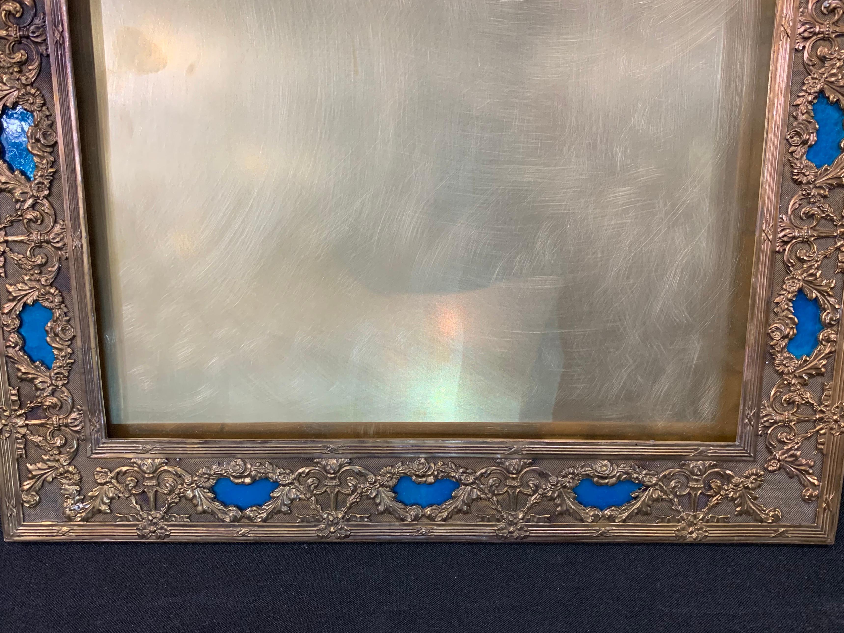 Maravilloso marco de fotos francés grande con lazo de bronce y esmalte azul Regencia en venta
