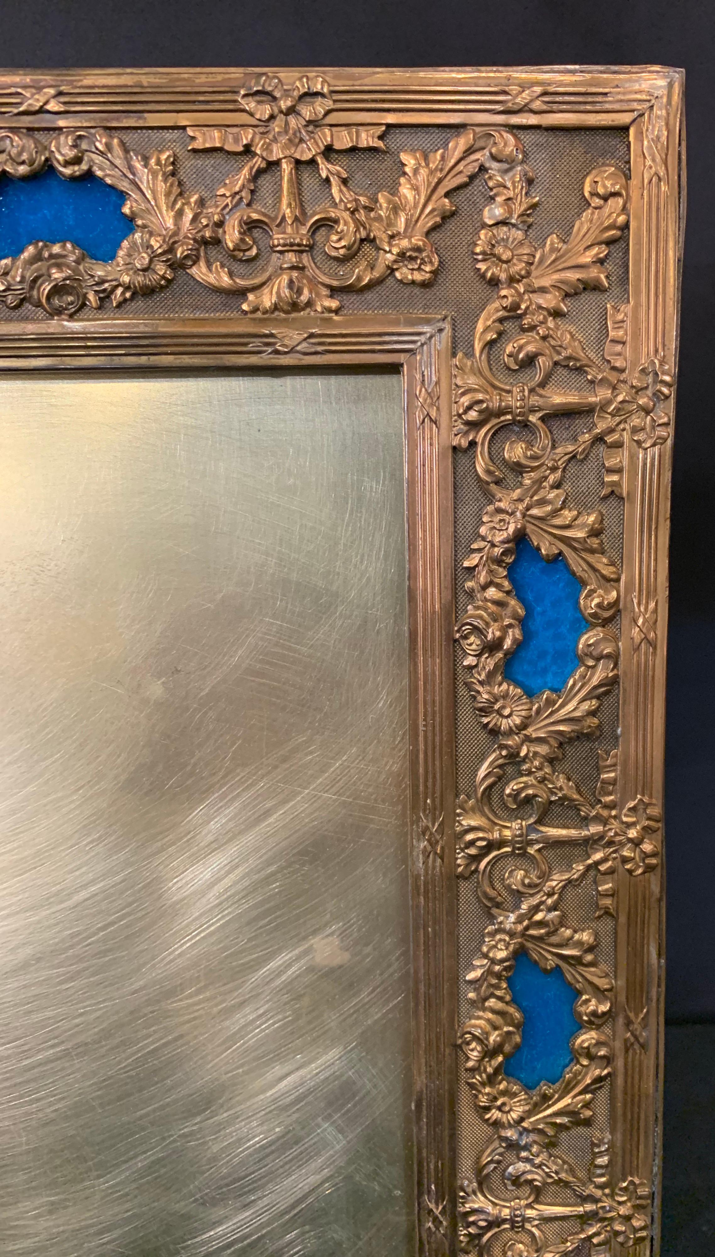 Maravilloso marco de fotos francés grande con lazo de bronce y esmalte azul siglo XX en venta
