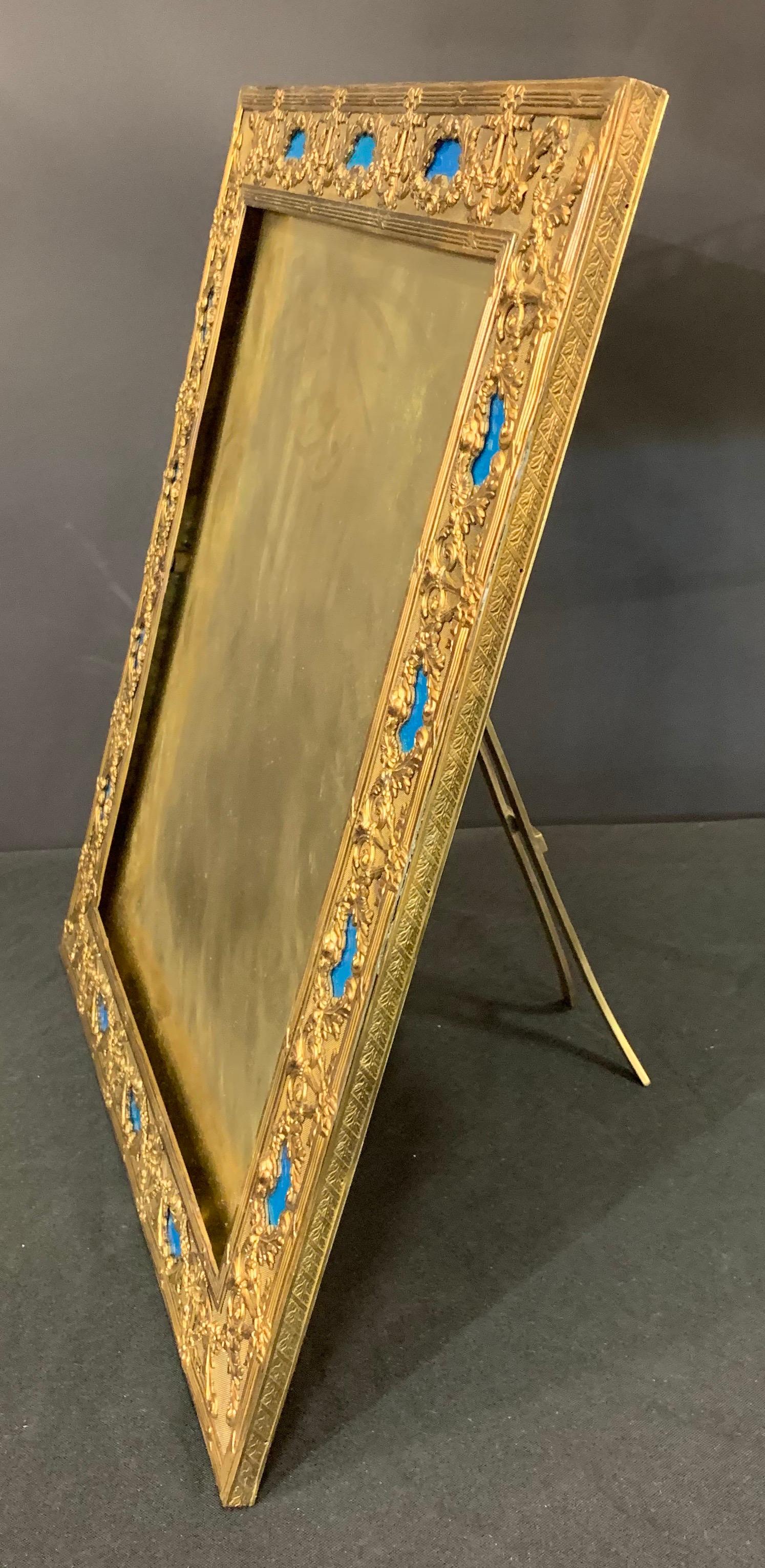 Maravilloso marco de fotos francés grande con lazo de bronce y esmalte azul Bronce en venta