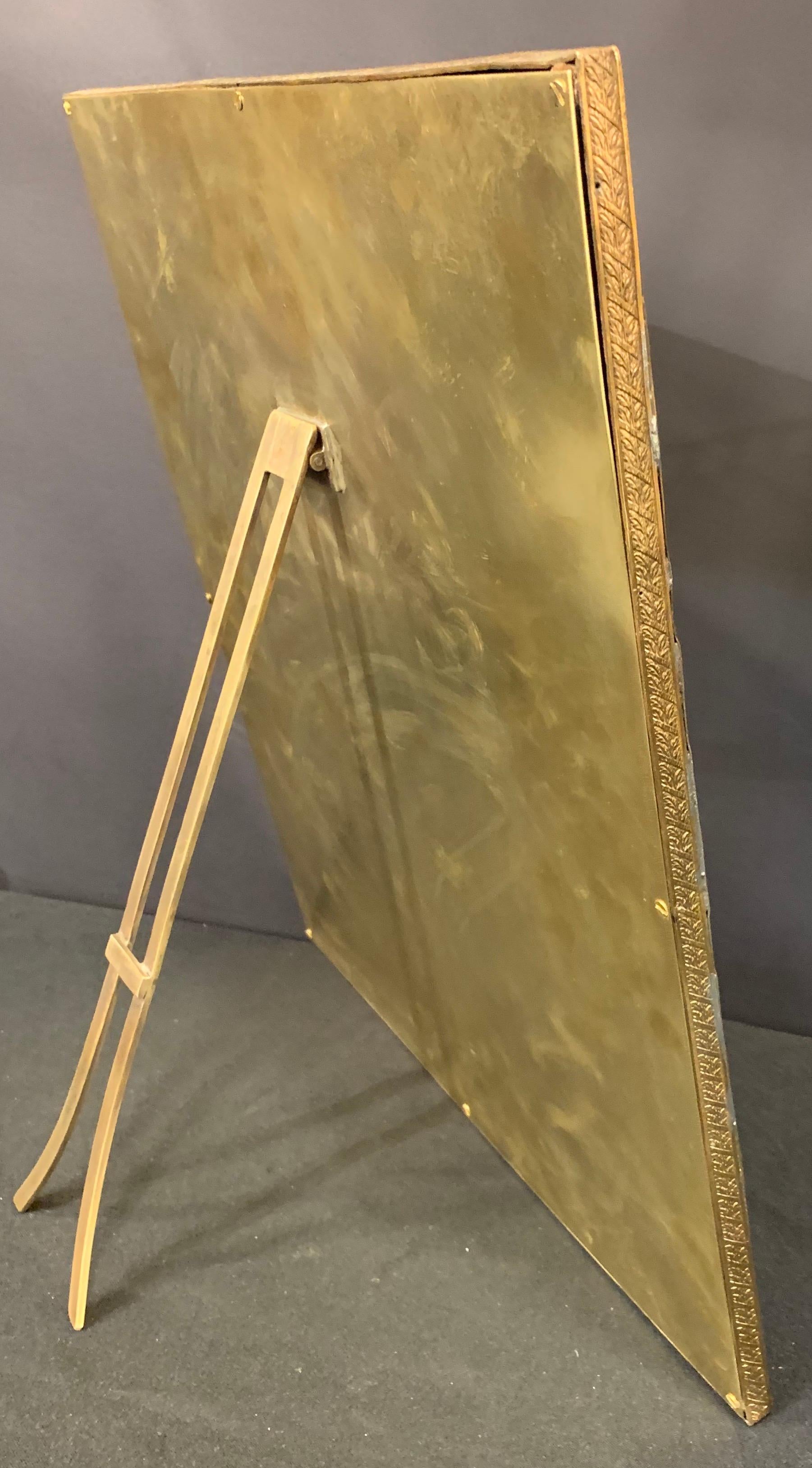 Maravilloso marco de fotos francés grande con lazo de bronce y esmalte azul en venta 2