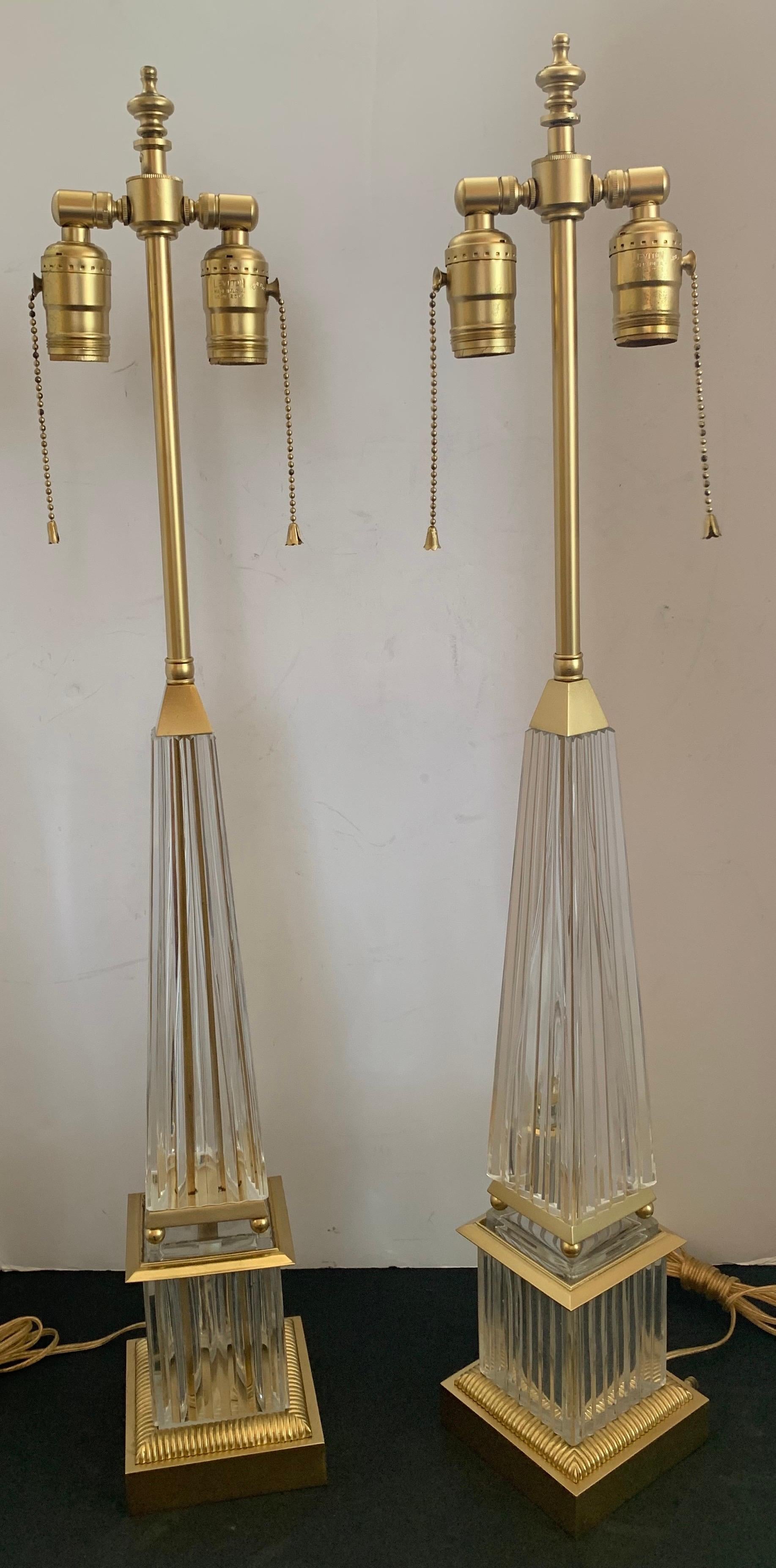 Mid-Century Modern Pair of Art Glass Crystal Pyramid Brass Bronze Obelisk Lamps In Good Condition In Roslyn, NY