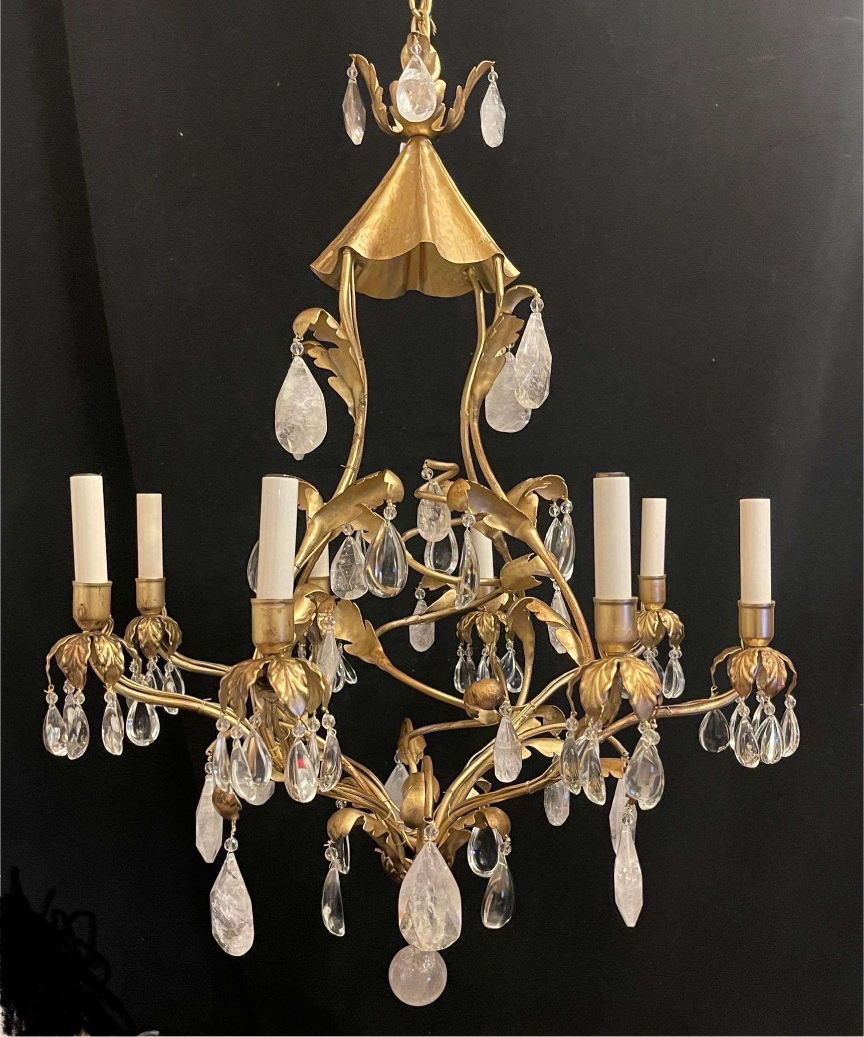 Eine wunderbare Baguès Stil Gold vergoldet Pagode Chinoiserie Form mit Bergkristall & Crystal Drops Dieser Vintage-Kronleuchter hat 8 Kandelaber Lichter und kommt bereit, mit Baldachin und Kette zu installieren. 