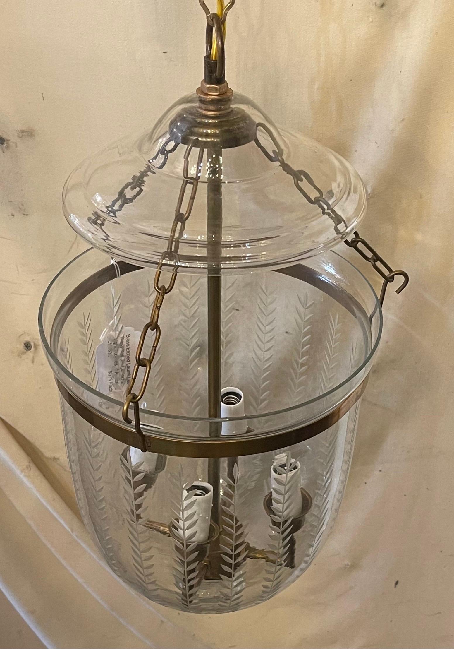 Wunderschönes Set 4 Messing geätzter Lorbeerblatt-Glas-Laternenleuchten aus Messing im Angebot 1