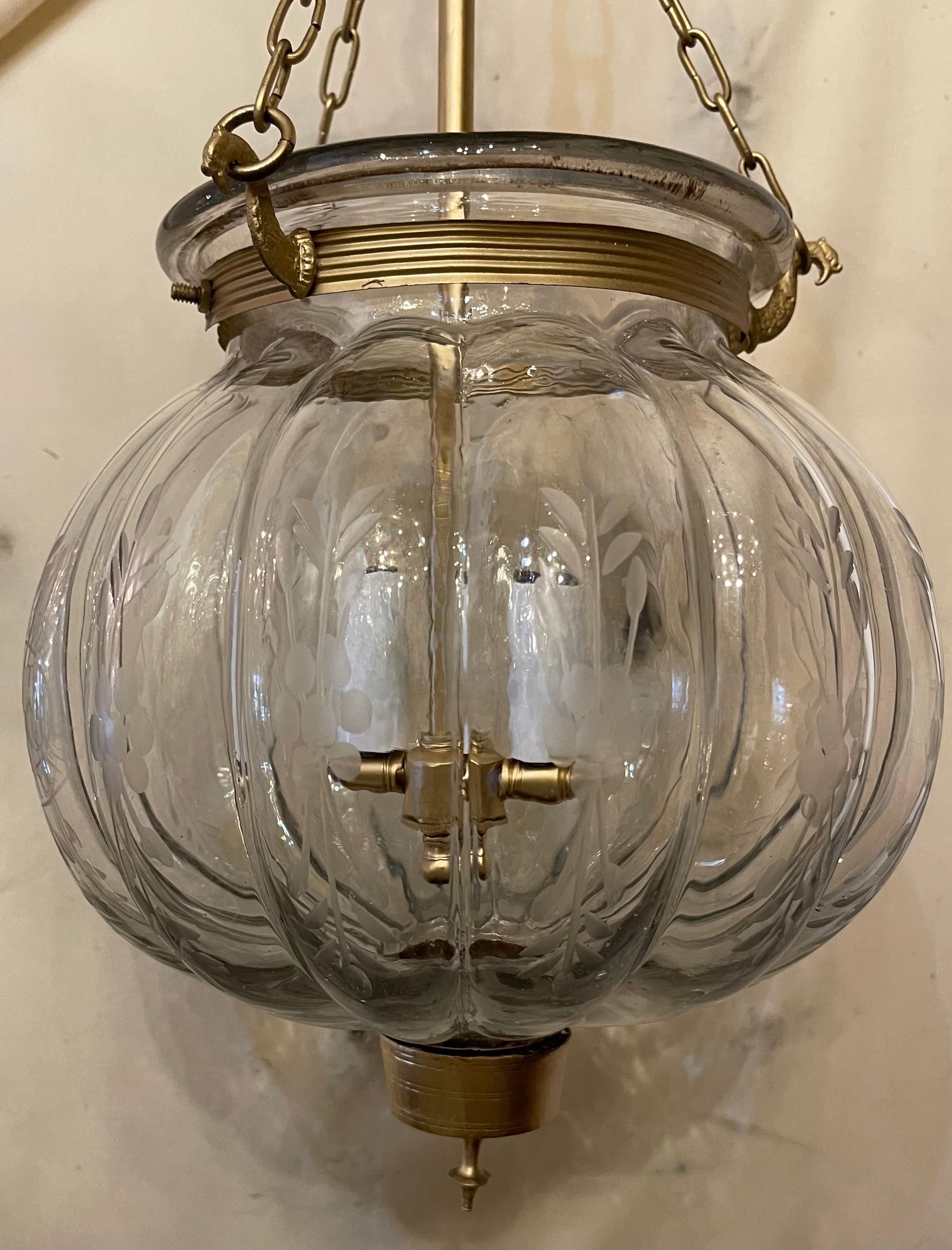 Wunderschöne Vaughan Pumpkin-Glockenglas-Glockenglas-Leuchte aus Messing mit 2-Licht-Laterne und Anhänger (Regency) im Angebot