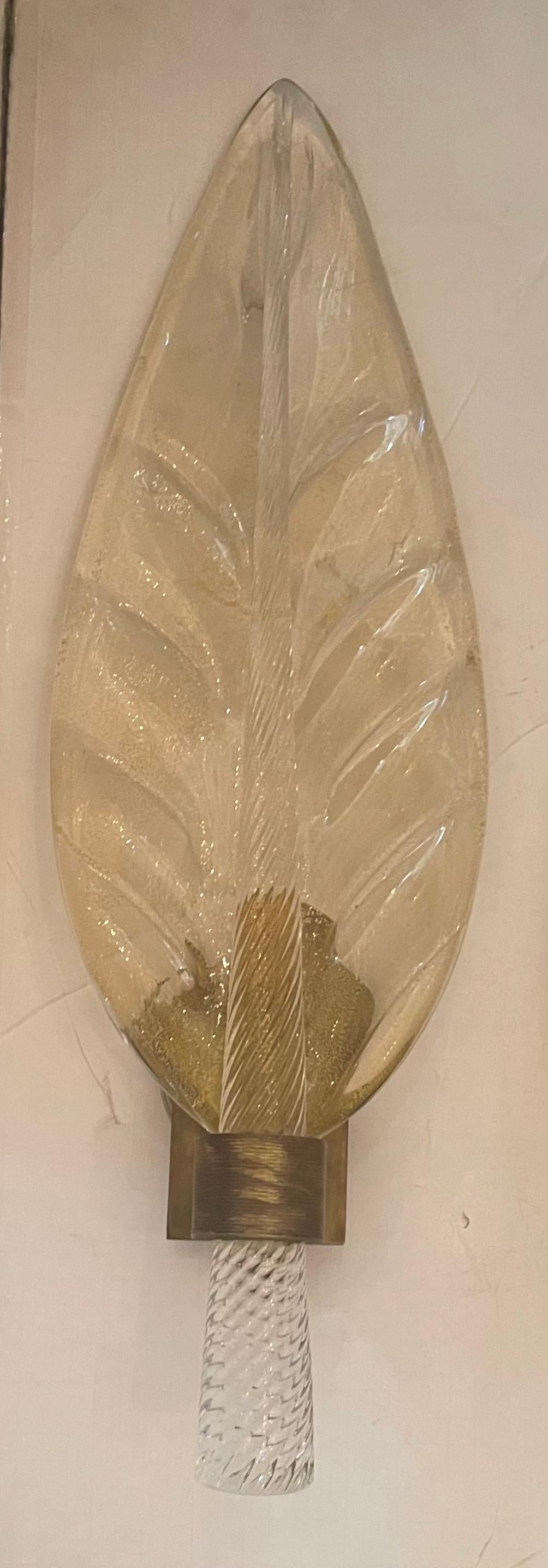 Una meravigliosa coppia di Barovier&Toso di Murano, moderna del medio secolo, in vetro soffiato a forma di foglia grande con scaglie d'oro incastonate in un corpo d'ottone, pronta per essere installata con la ferramenta di montaggio.

Due coppie