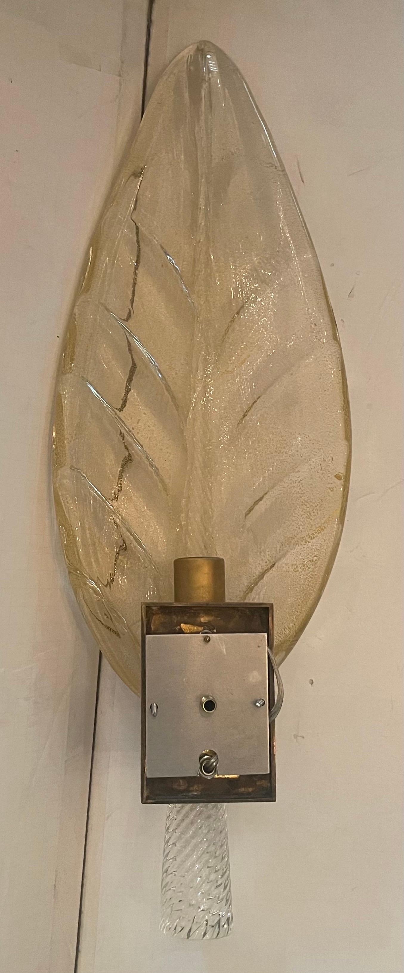 XX secolo Meravigliosa coppia di Barovier&Toso, lampade in ottone in vetro soffiato a foglia grande di Murano in vendita